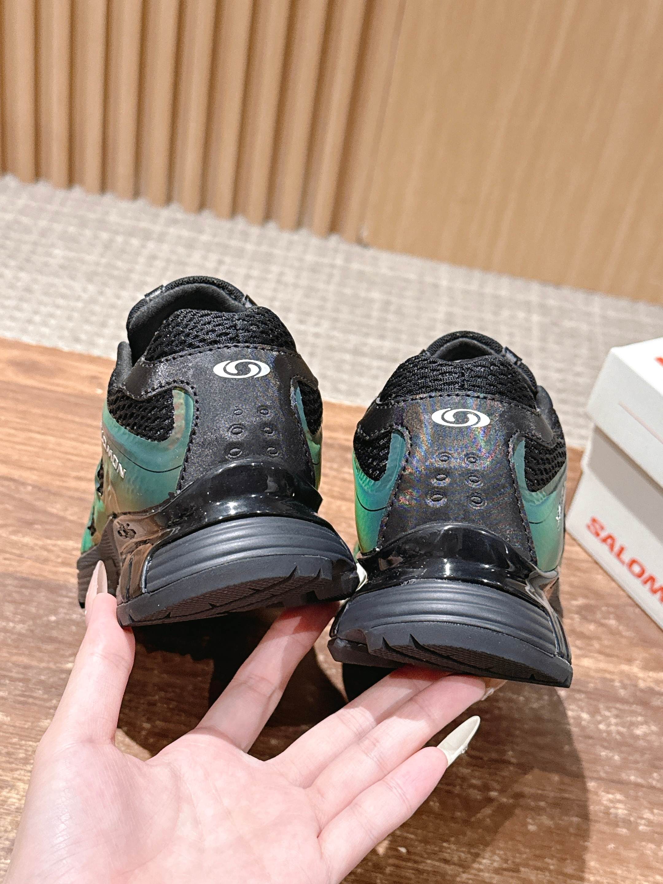 ALO 25S SALOMON XT WHISPER IN BLACK MESH FABRIC AND GREEN LAMBSKIN