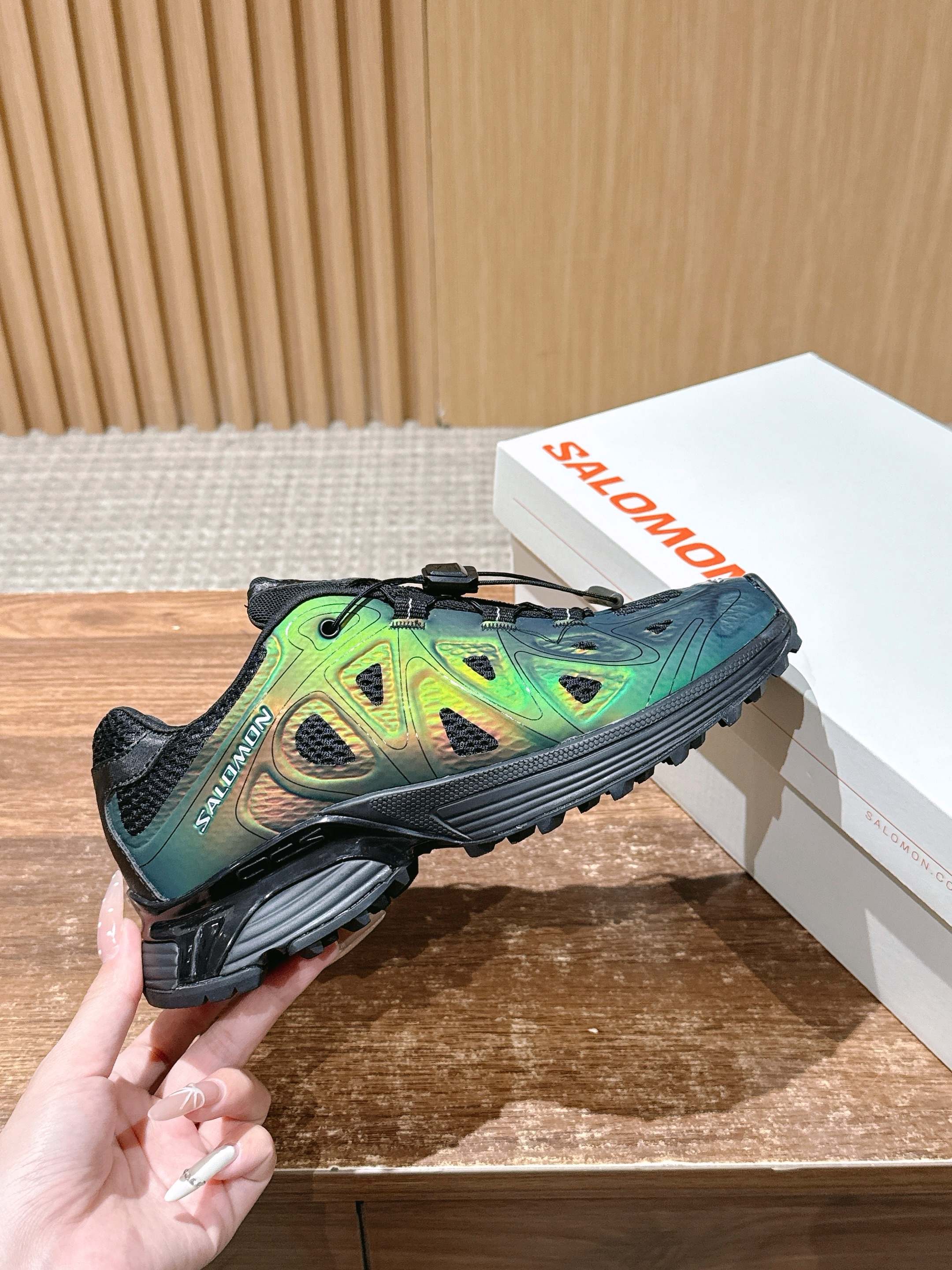 ALO 25S SALOMON XT WHISPER IN BLACK MESH FABRIC AND GREEN LAMBSKIN
