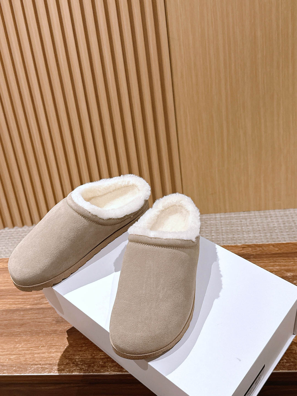 ALO 25S BIRKENSTOCK CLOGS IN LIGHT GREY SUEDE AND WHITE WOOL