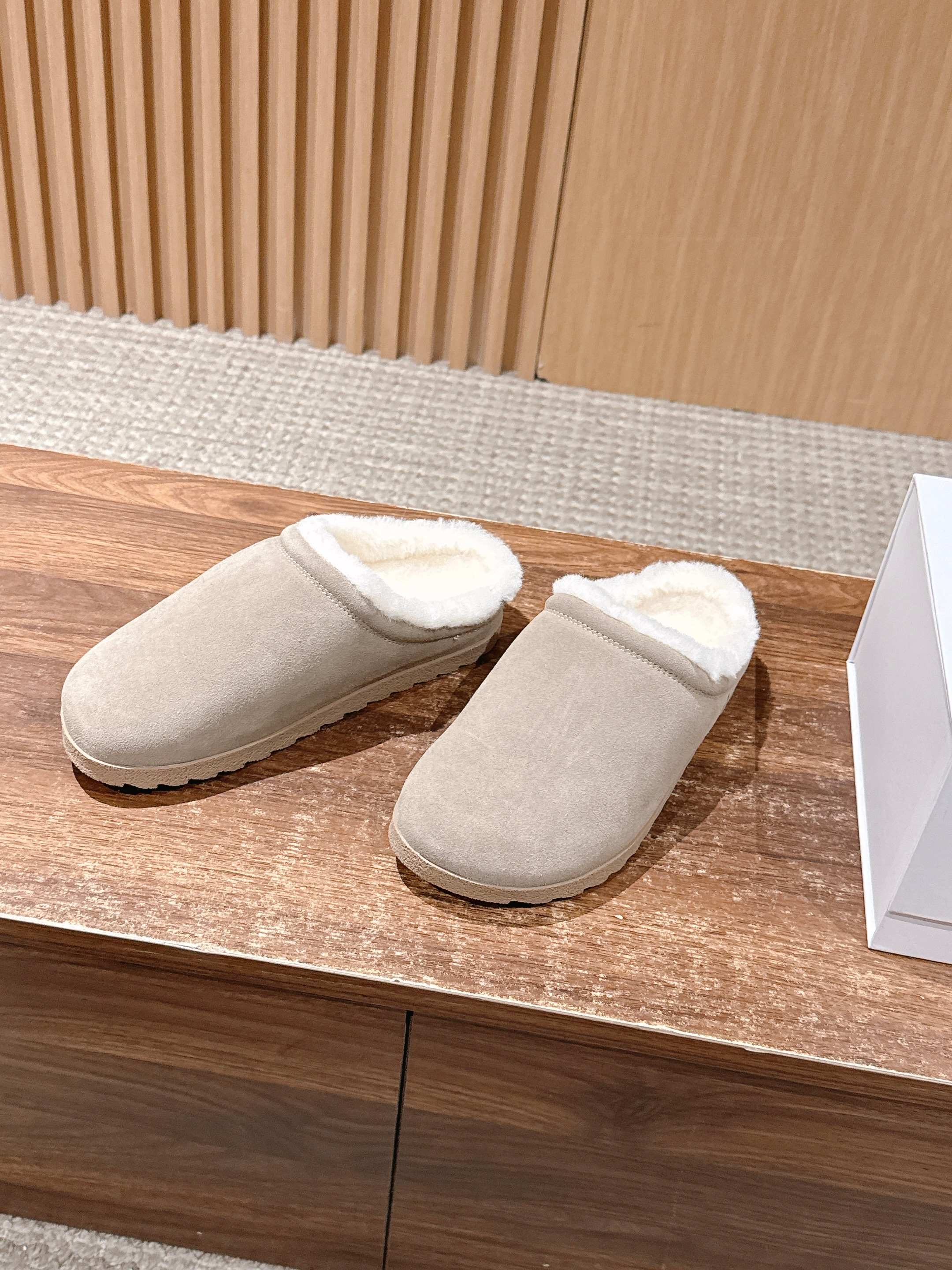 ALO 25S BIRKENSTOCK CLOGS IN LIGHT GREY SUEDE AND WHITE WOOL