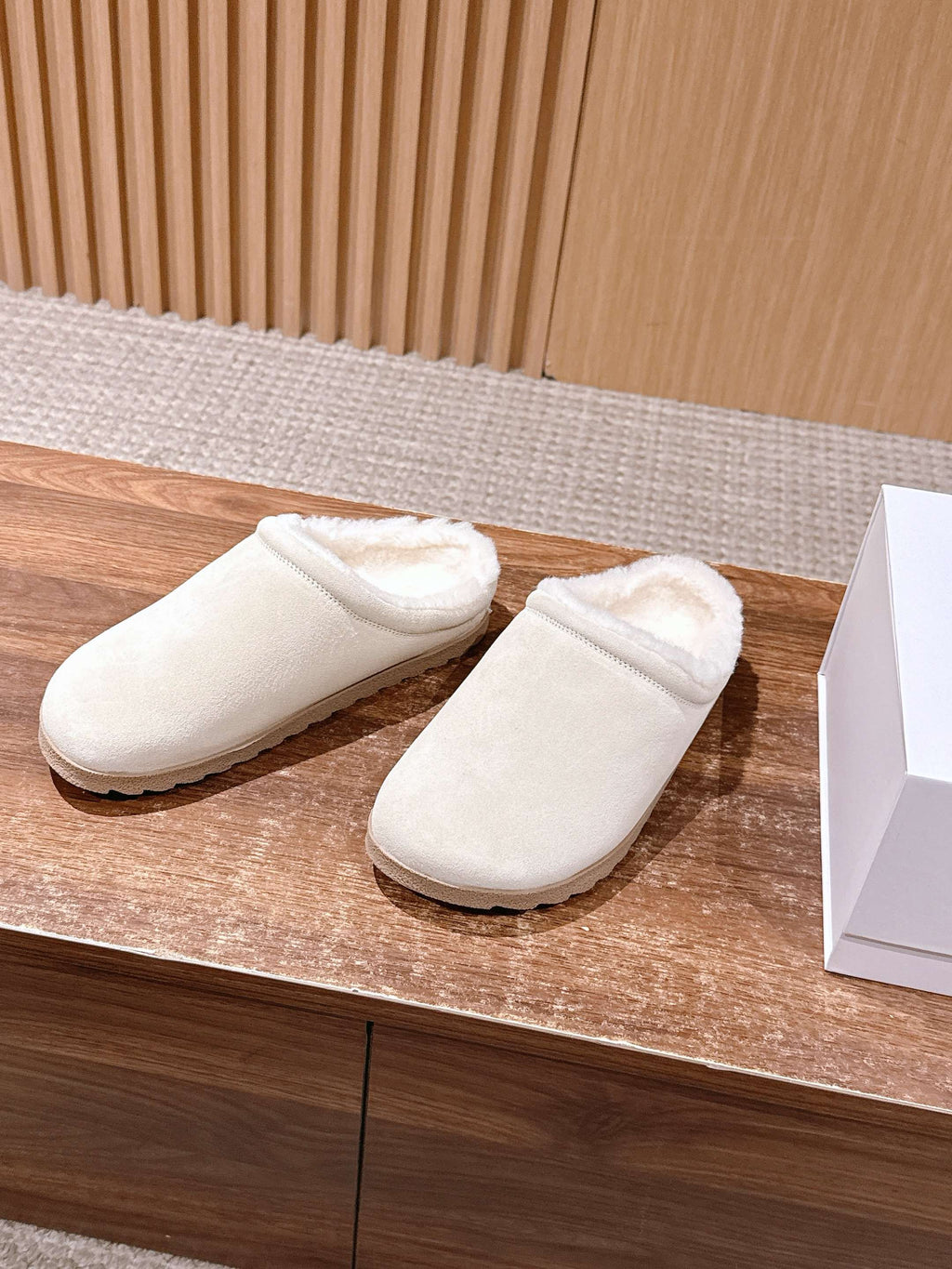 ALO 25S BIRKENSTOCK CLOGS IN CREAM WHITE SUEDE