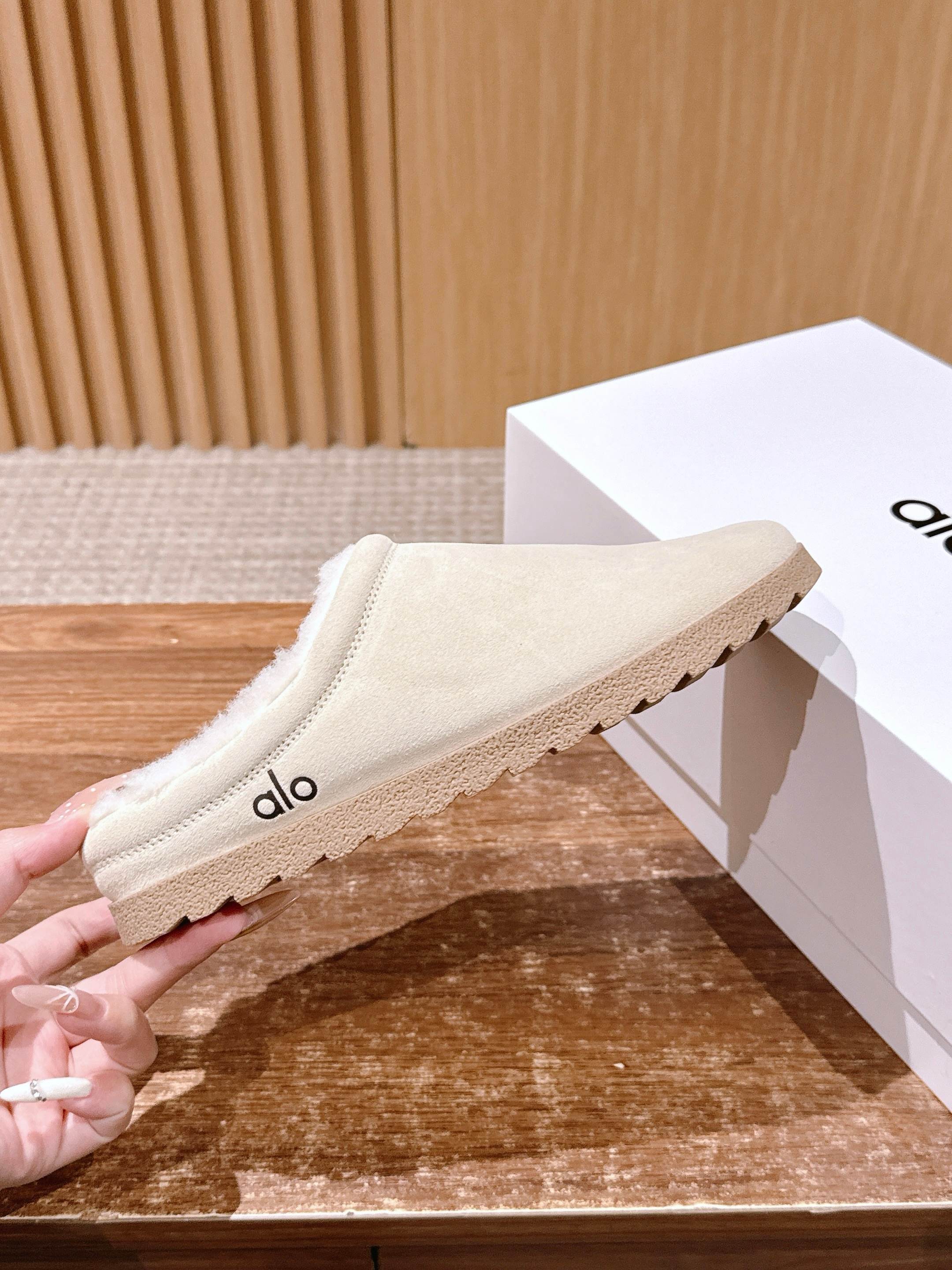 ALO 25S BIRKENSTOCK CLOGS IN CREAM WHITE SUEDE