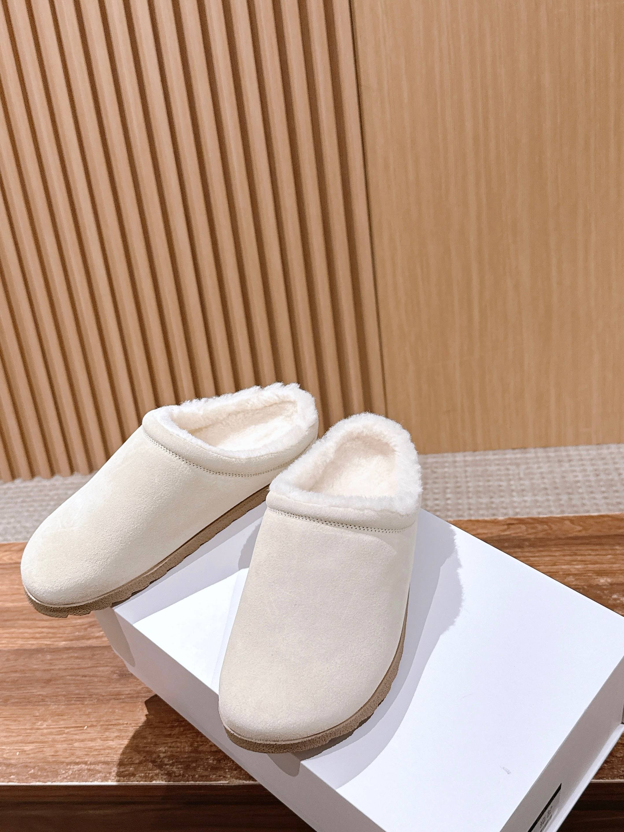 ALO 25S BIRKENSTOCK CLOGS IN CREAM WHITE SUEDE