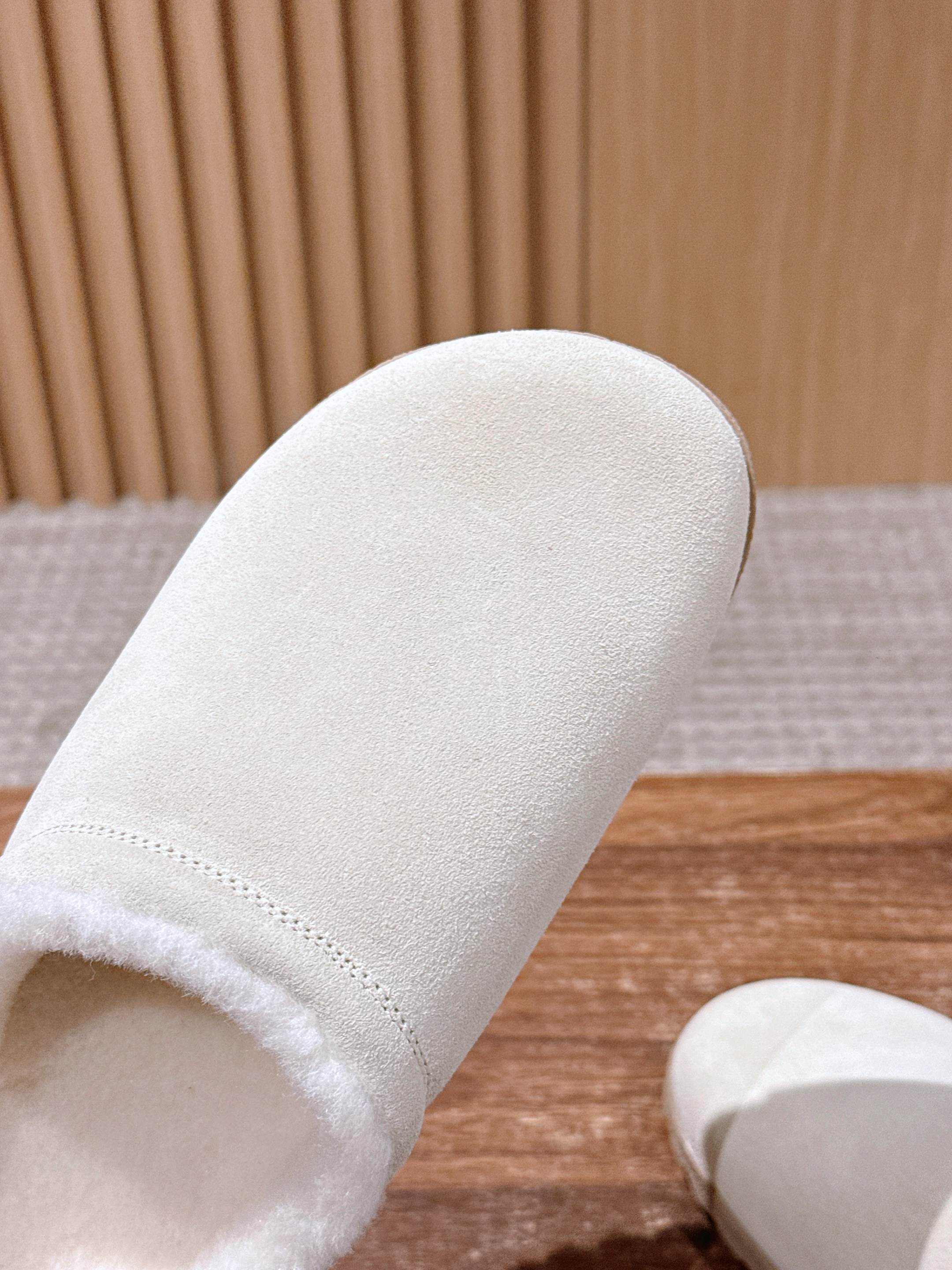 ALO 25S BIRKENSTOCK CLOGS IN CREAM WHITE SUEDE