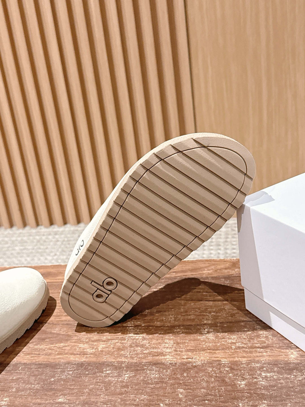 ALO 25S BIRKENSTOCK CLOGS IN CREAM WHITE SUEDE