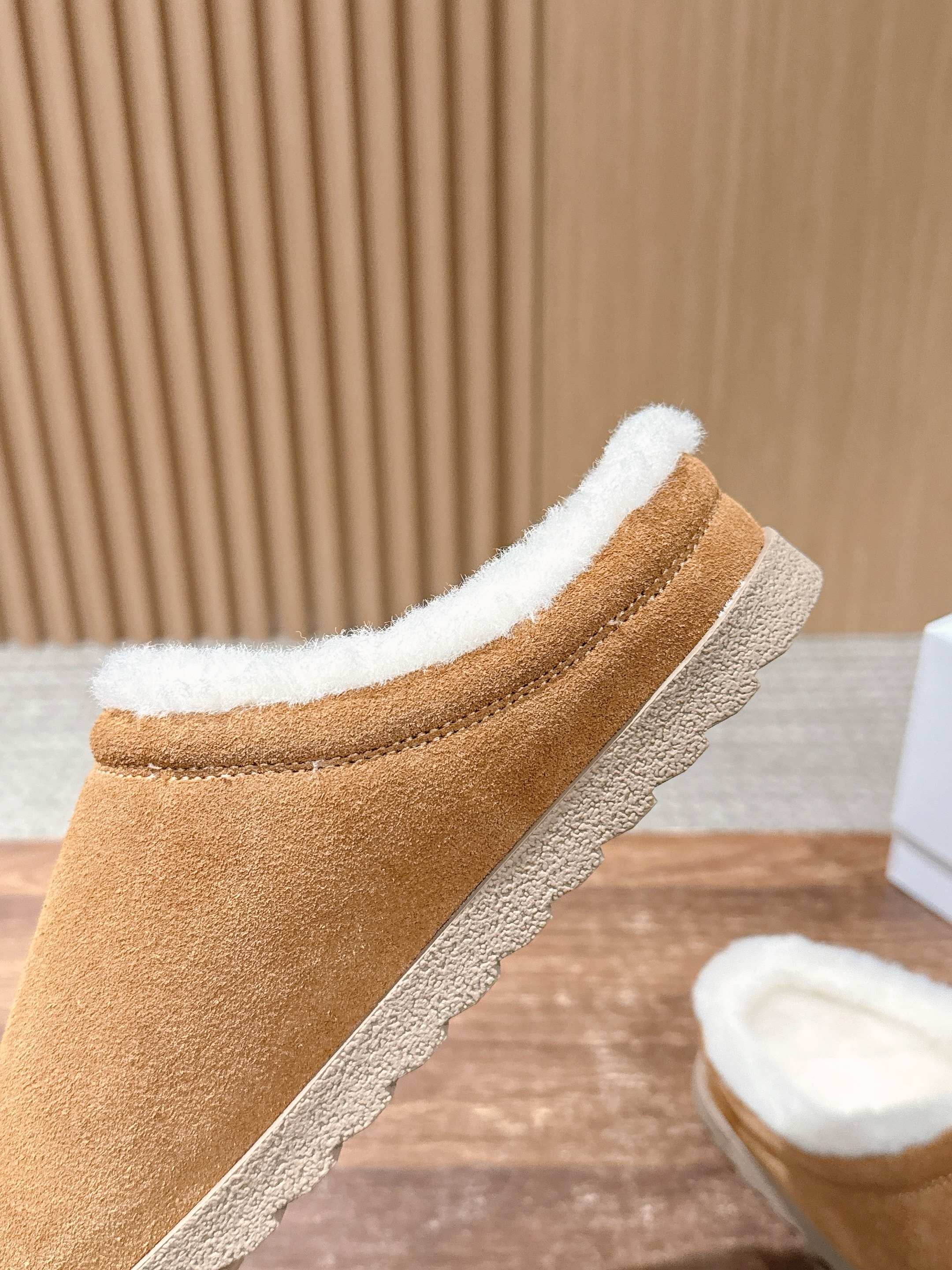 ALO 25S BIRKENSTOCK CLOGS IN LIGHT BROWN SUEDE
