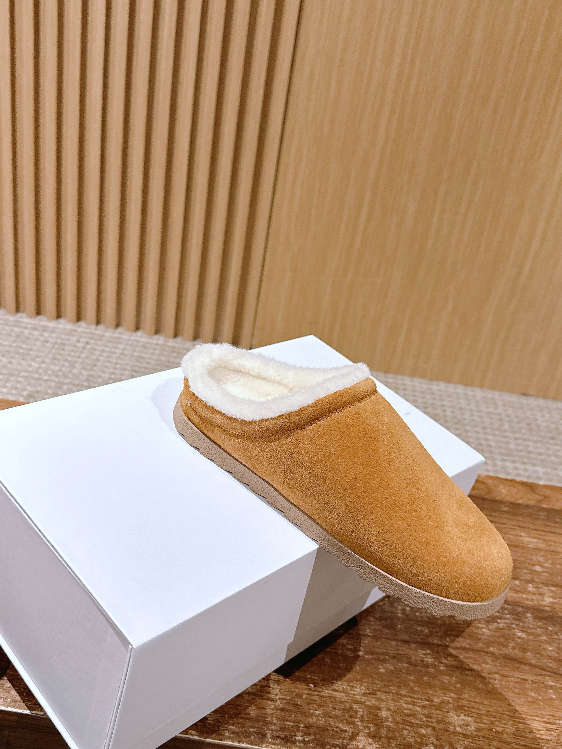 ALO 25S BIRKENSTOCK CLOGS IN LIGHT BROWN SUEDE