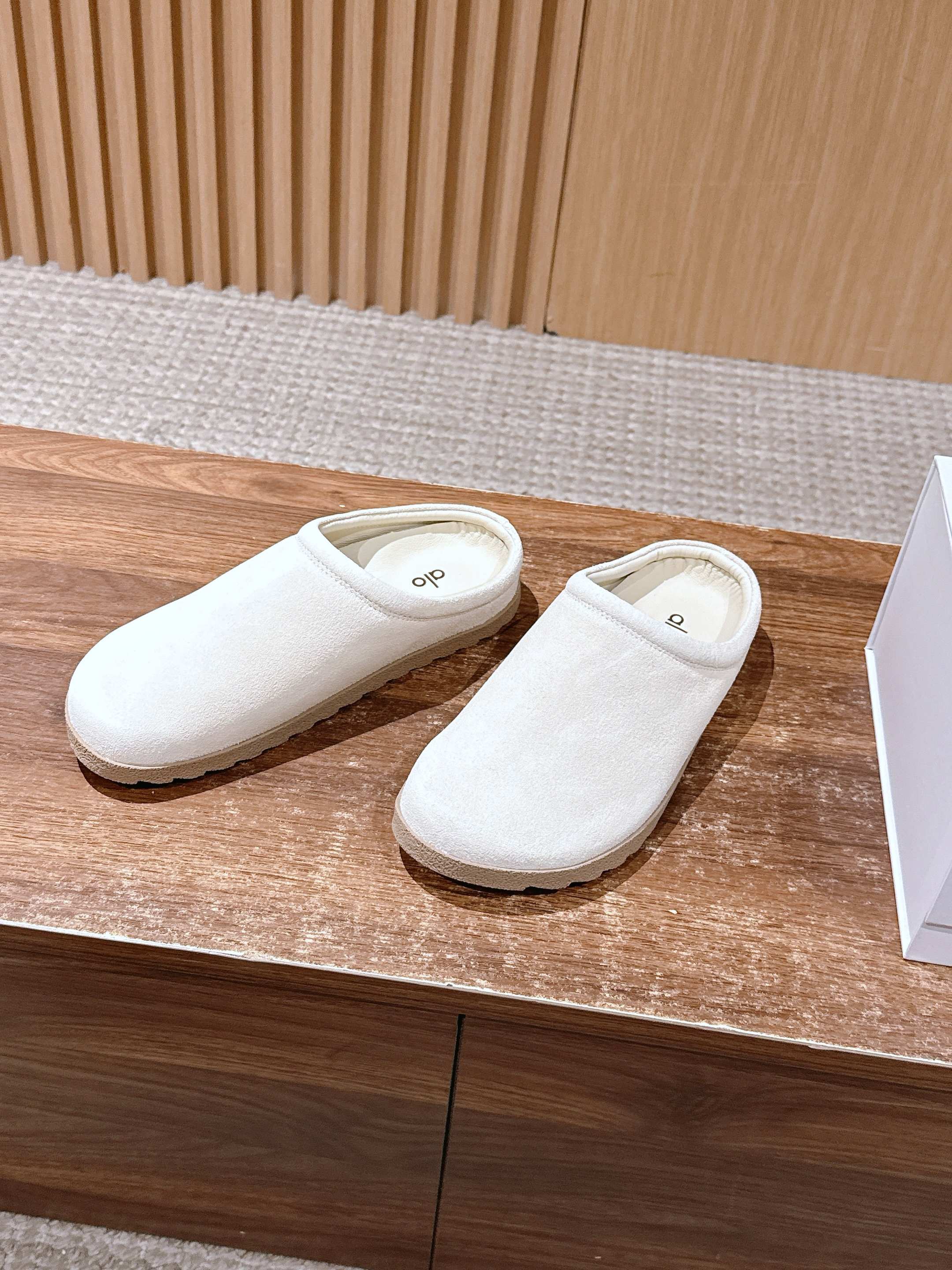 ALO 25S MULE IN CREAM WHITE SUEDE
