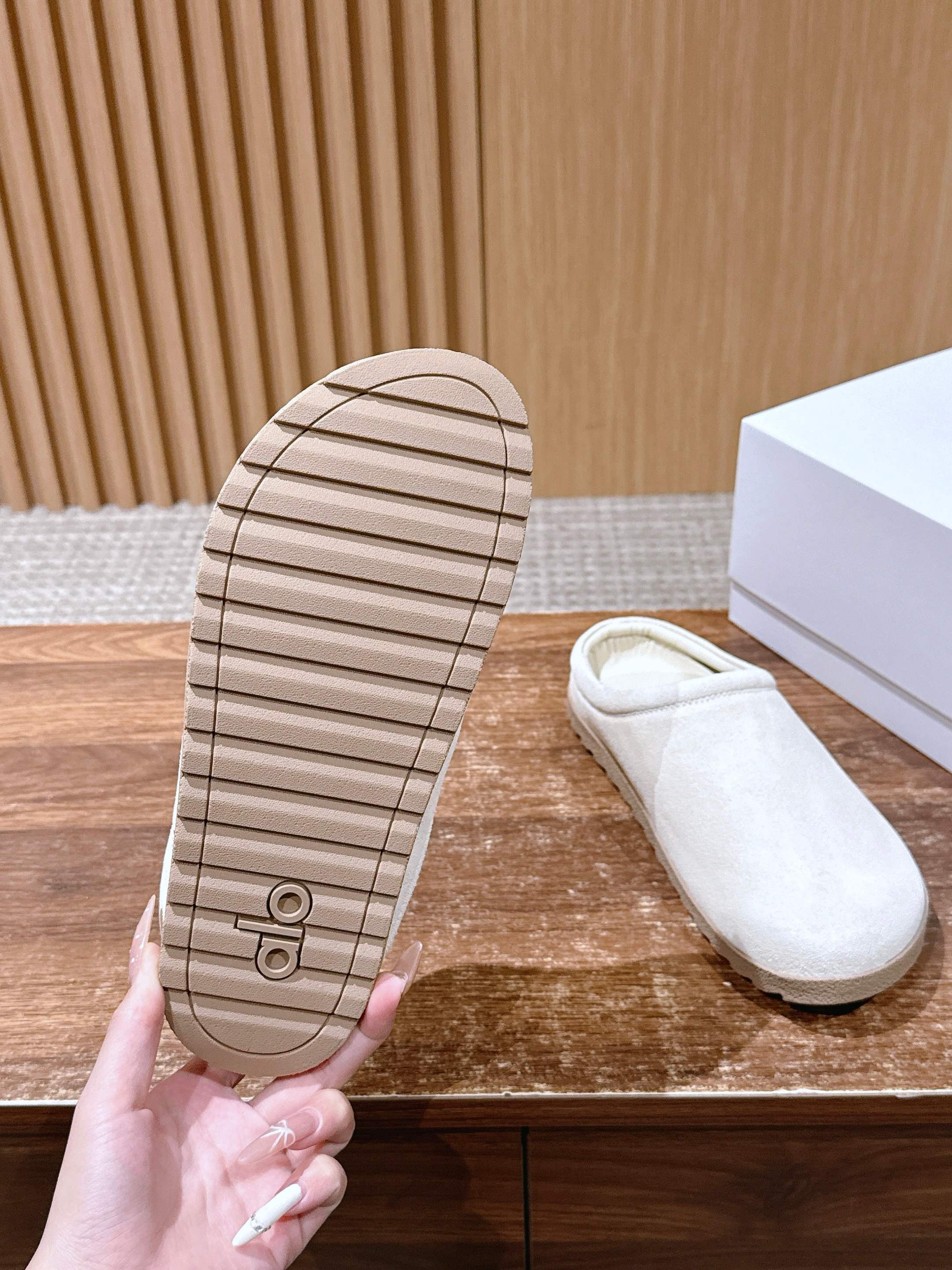 ALO 25S MULE IN CREAM WHITE SUEDE