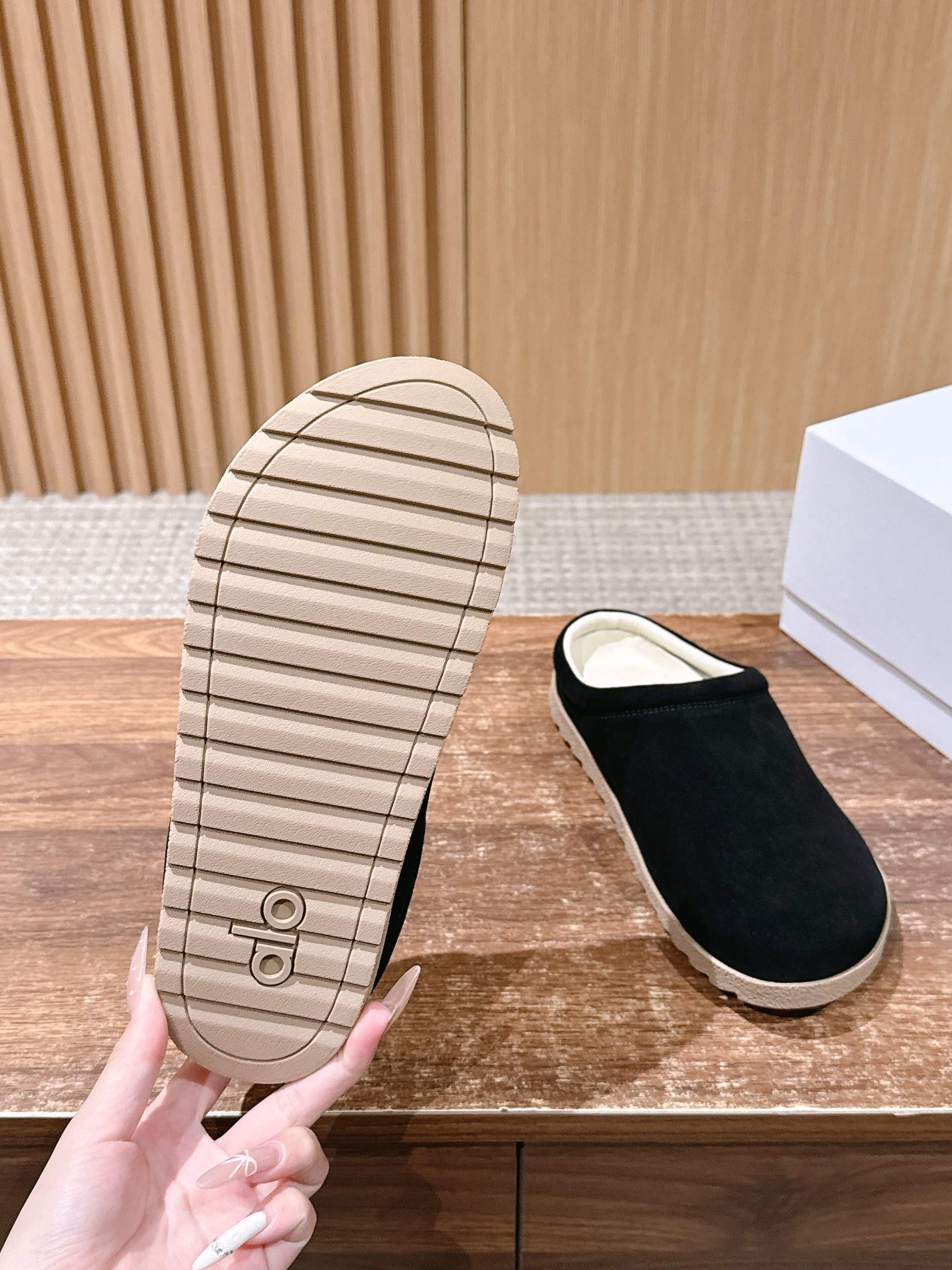 ALO 25S MULE IN BLACK SUEDE