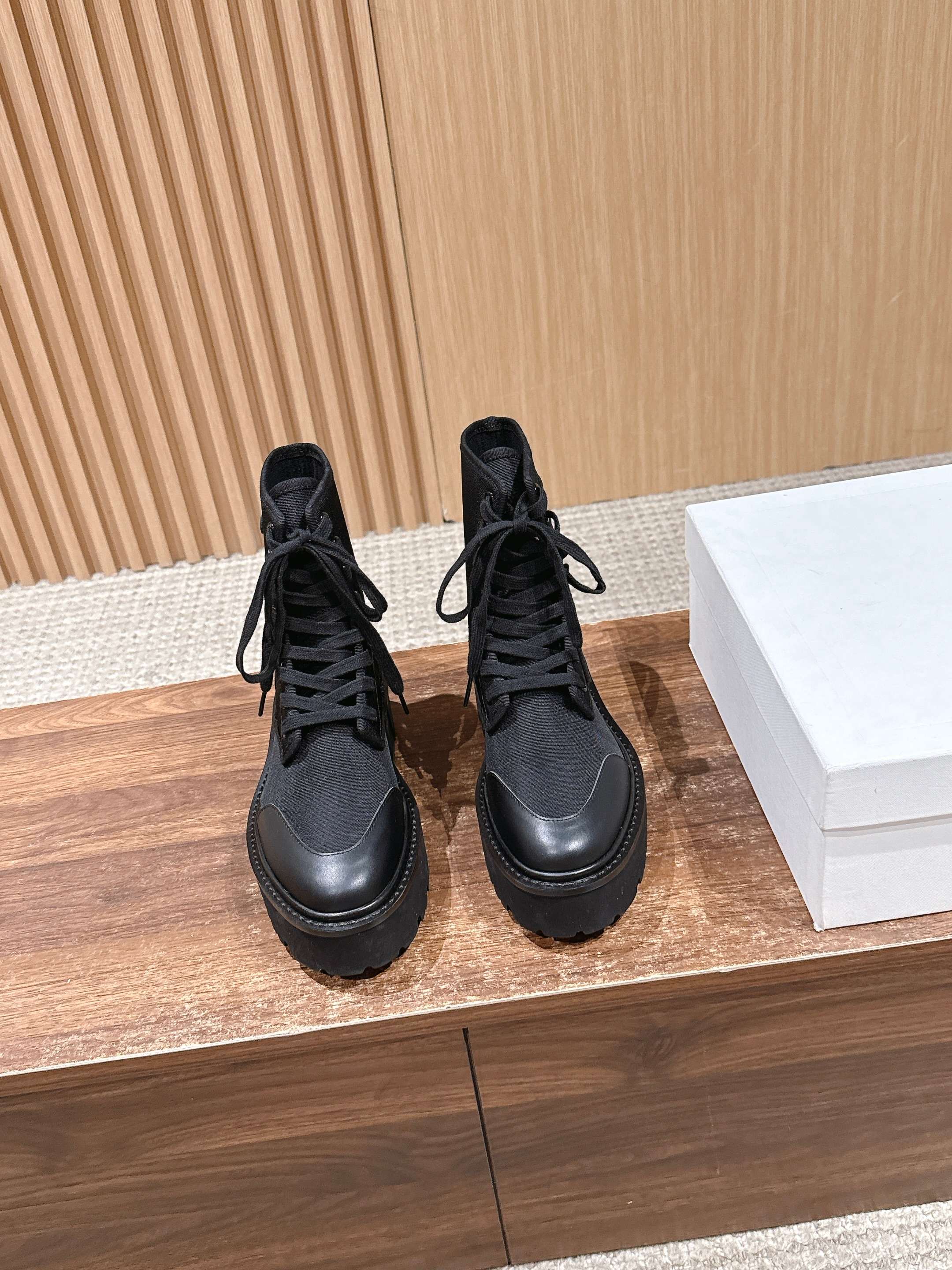 TRIOMPHE LACE-UP ANKLE BOOT IN BLACK CANVAS