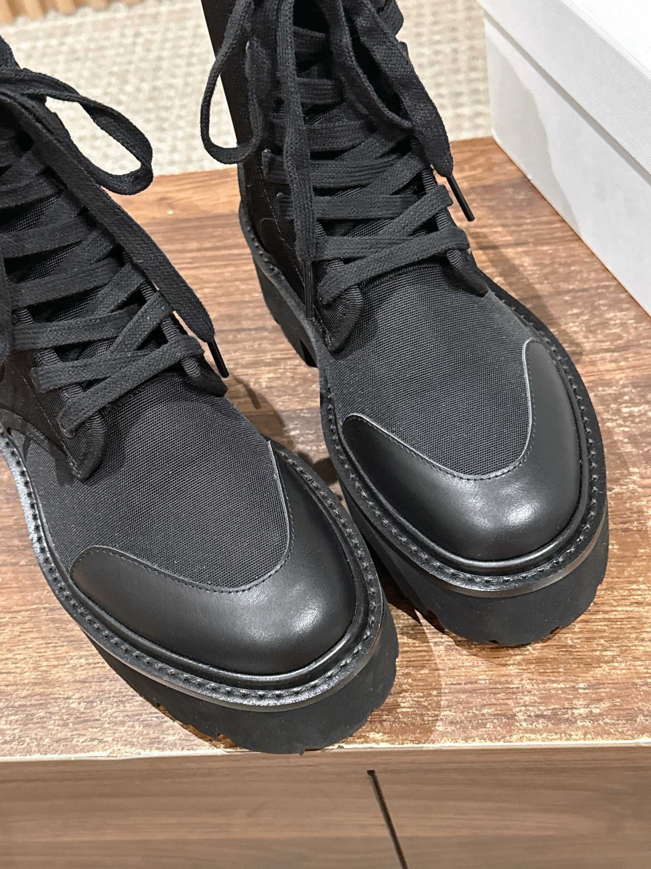 TRIOMPHE LACE-UP ANKLE BOOT IN BLACK CANVAS