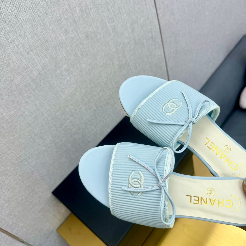 BOW SLIPPERS IN LIGHT BLUE LAMBSKIN