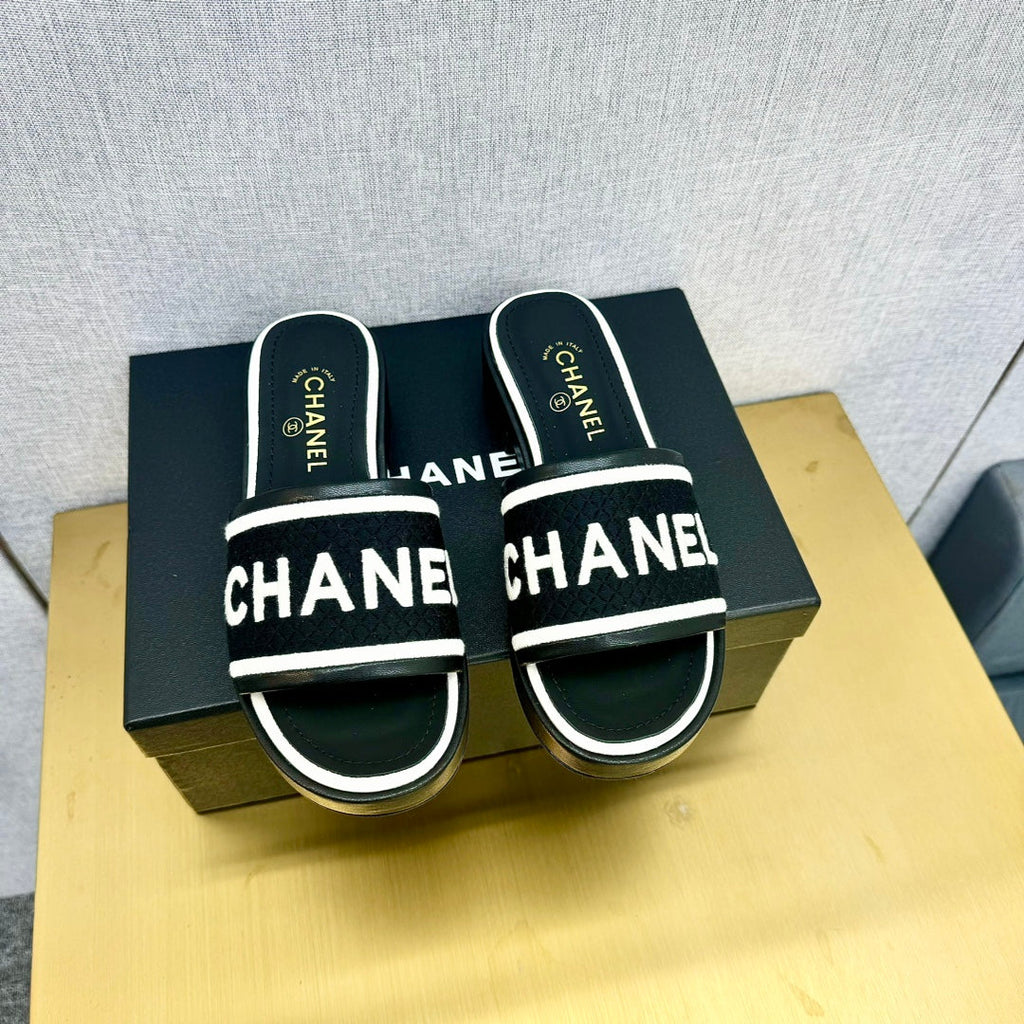 CC EMBROIDERED LOGO SLIDE SANDALS IN BLACK FABRIC