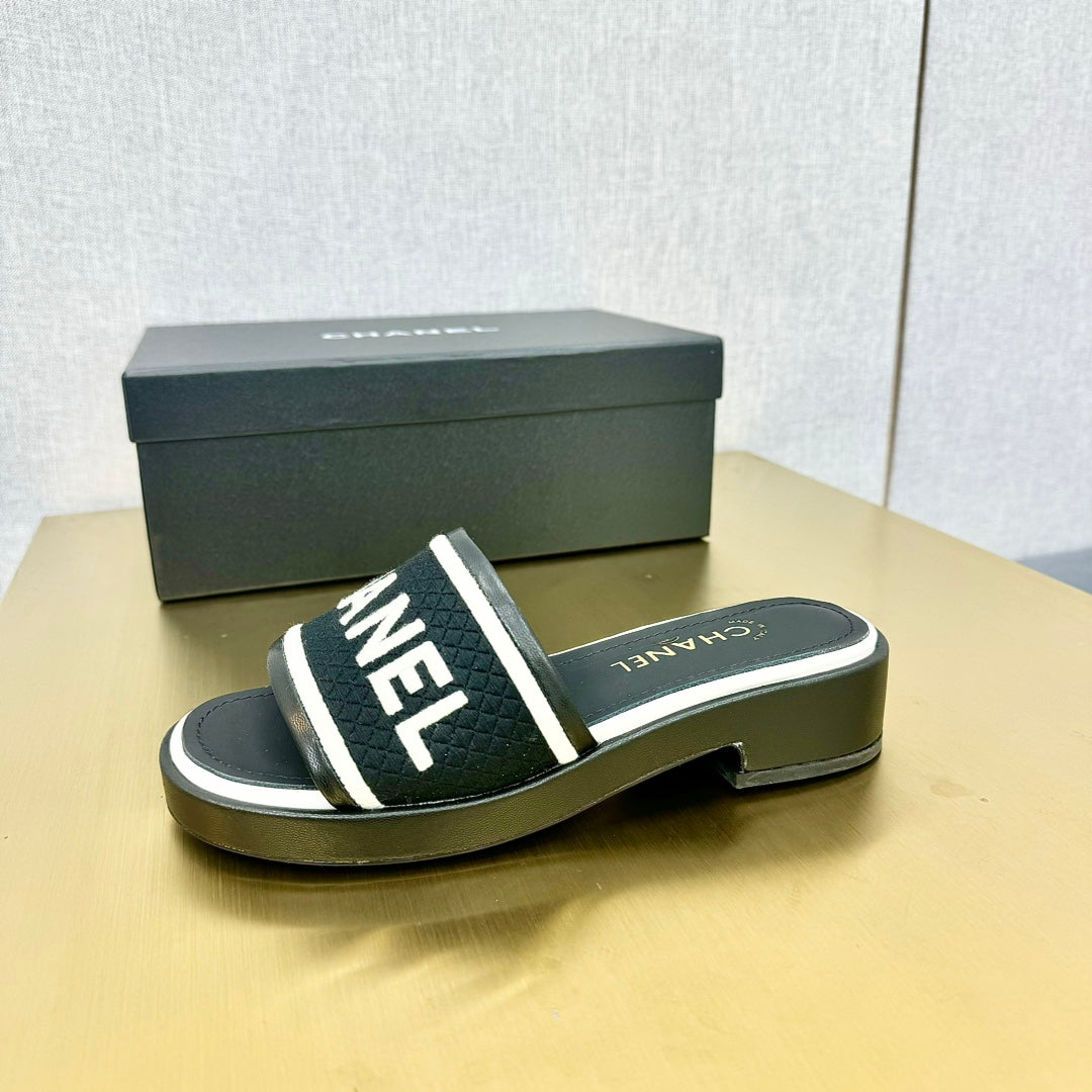 CC EMBROIDERED LOGO SLIDE SANDALS IN BLACK FABRIC