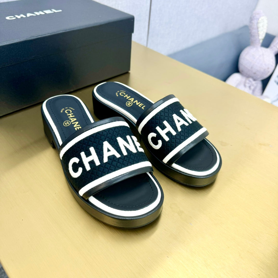 CC EMBROIDERED LOGO SLIDE SANDALS IN BLACK FABRIC