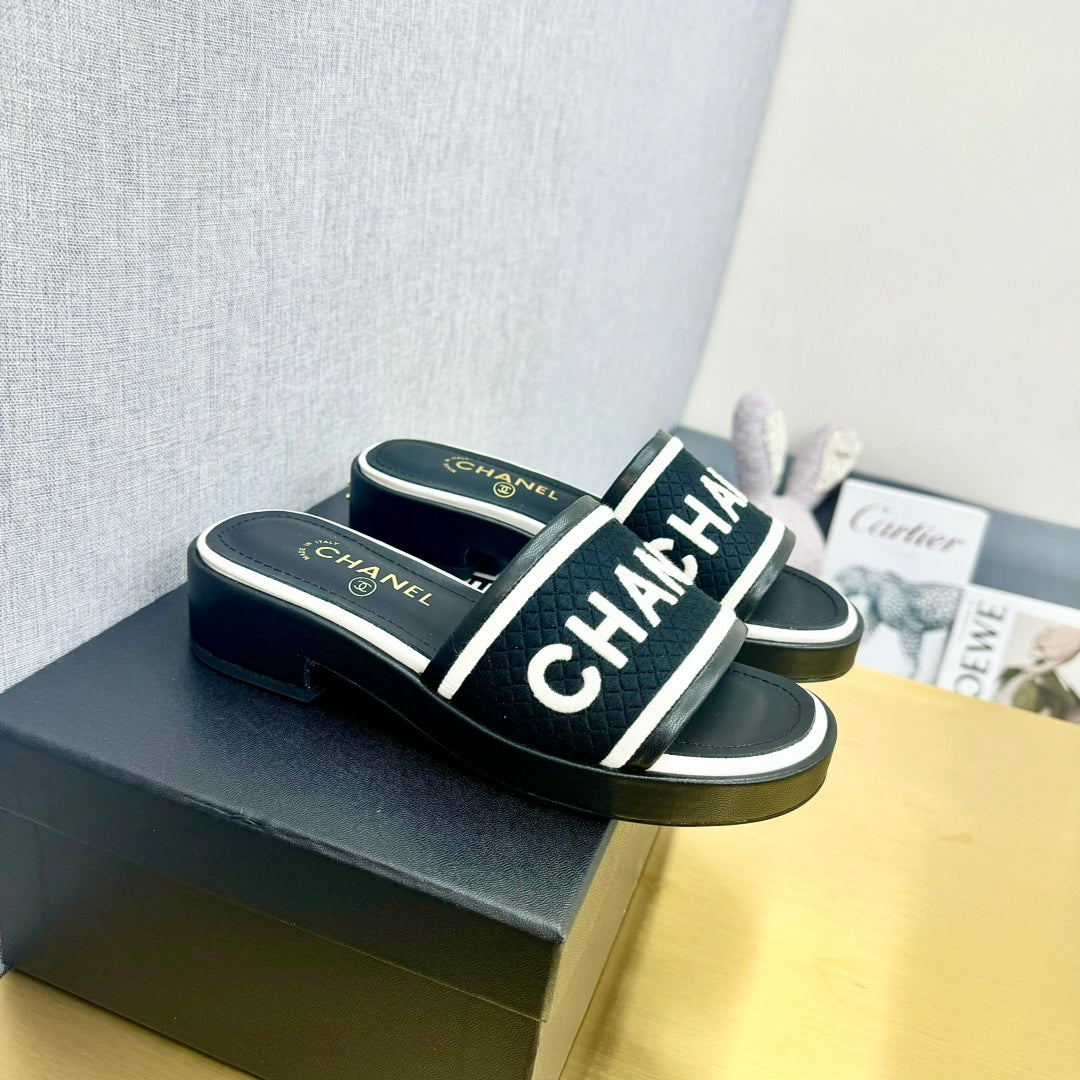 CC EMBROIDERED LOGO SLIDE SANDALS IN BLACK FABRIC