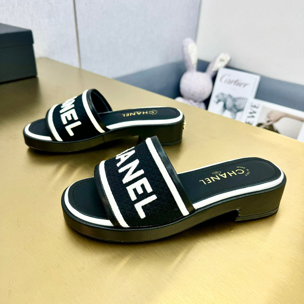 CC EMBROIDERED LOGO SLIDE SANDALS IN BLACK FABRIC