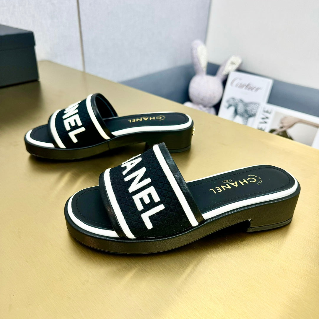 CC EMBROIDERED LOGO SLIDE SANDALS IN BLACK FABRIC