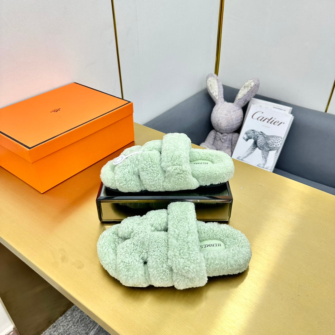 CHYPRE SANDAL IN PASTEL GREEN SHEARLING