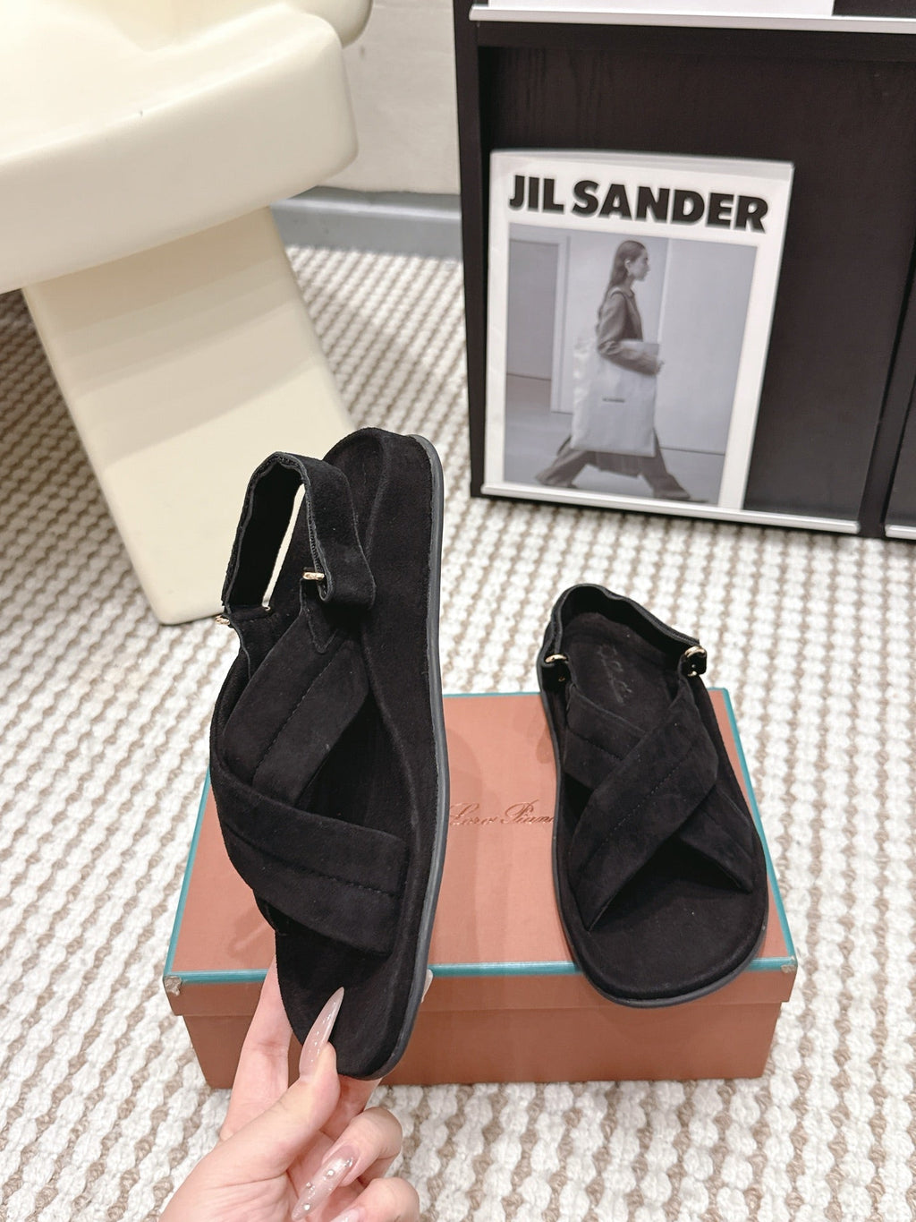 LP 26S CROSS-STRAP SANDALS IN BLACK SUEDE