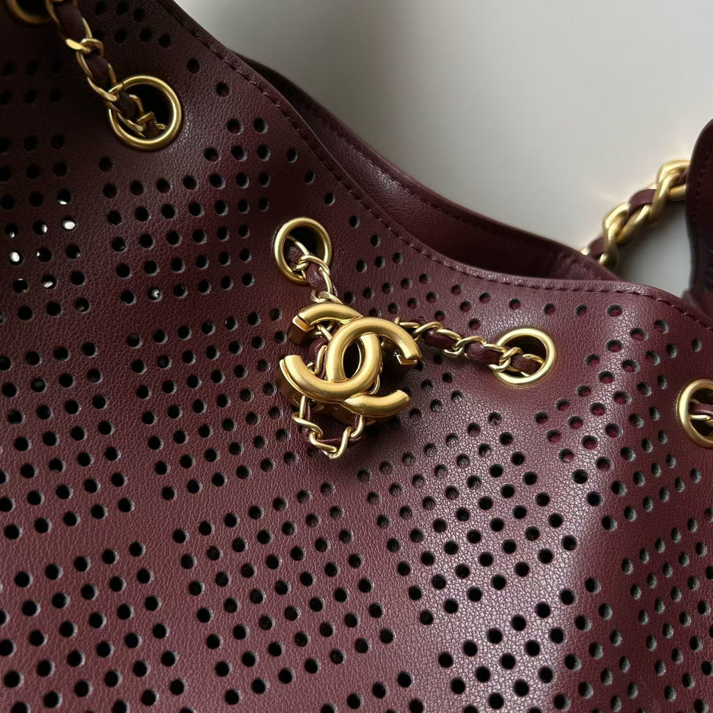 CHANEL 26S HOBO BAG 22 IN BURGUNDY RED PERFORATED CALFSKIN GOLD HARDWARE