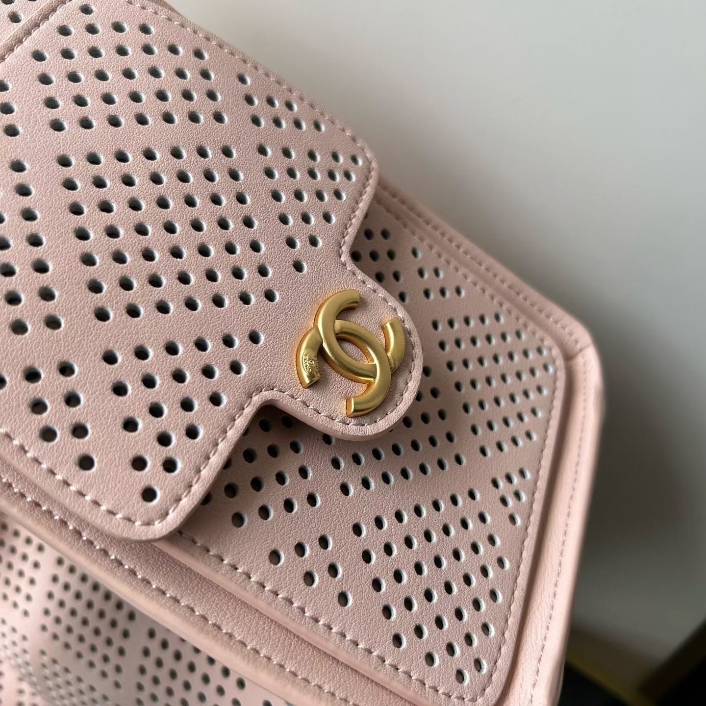 CHANEL 26S HOBO BAG 22 IN LIGHT PINK PERFORATED CALFSKIN GOLD HARDWARE