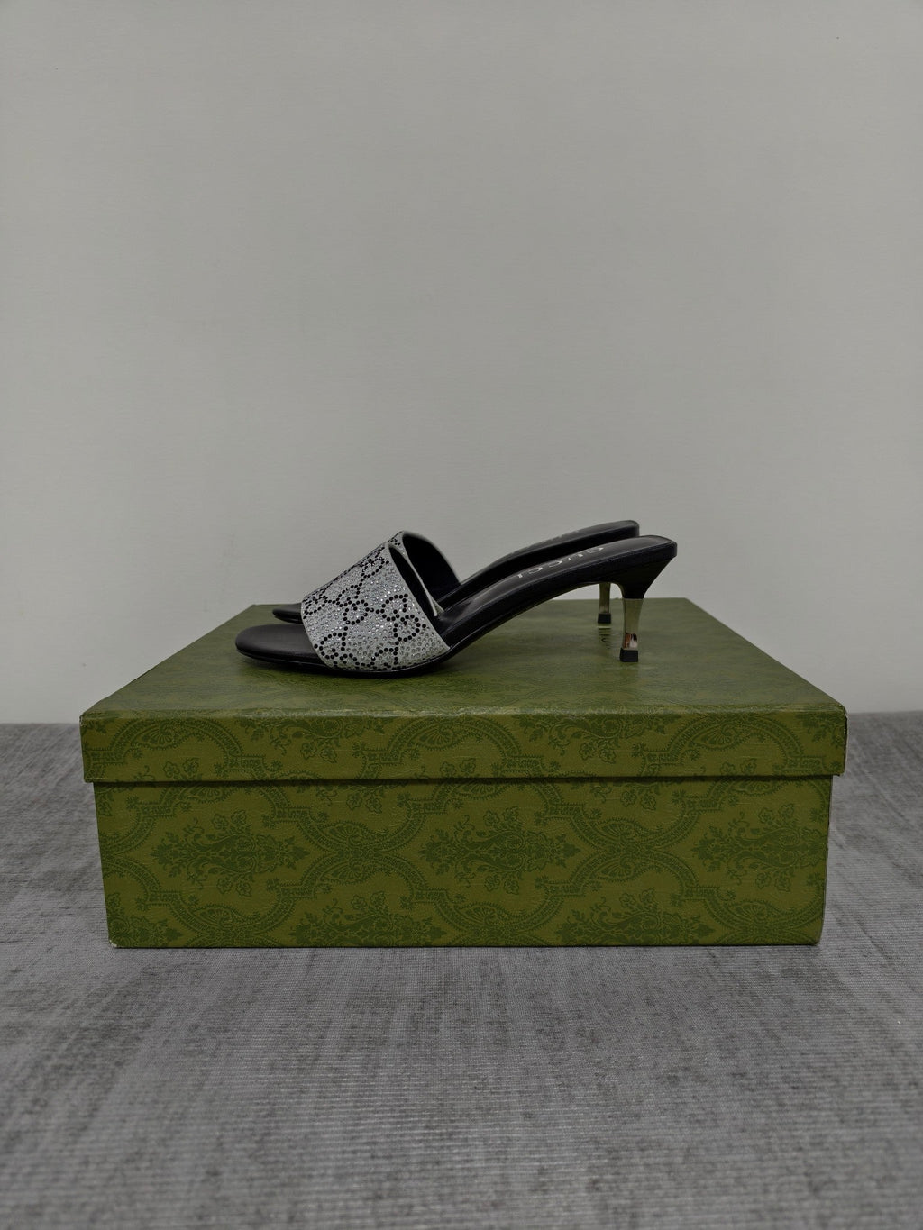 GUCCI 26S MULE SANDALS 55MM IN SILVER SATIN CRYSTAL GG