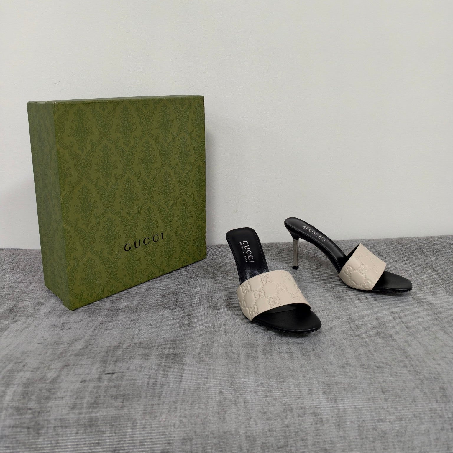 GUCCI 26S MULE SANDALS 85MM IN IVORY WHITE CALFSKIN GG EMBOSSED