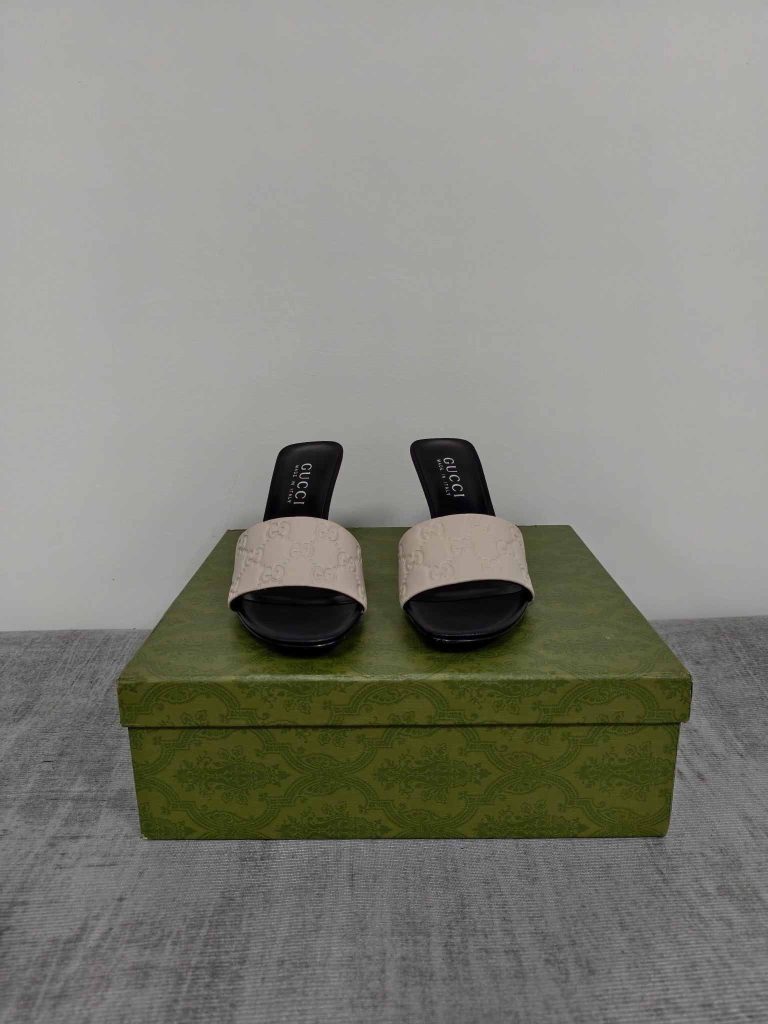 GUCCI 26S MULE SANDALS 85MM IN IVORY WHITE CALFSKIN GG EMBOSSED