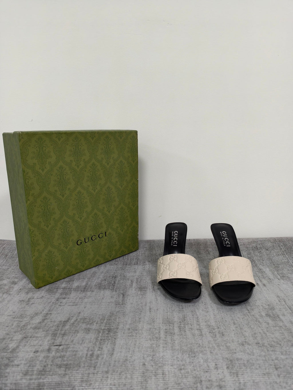 GUCCI 26S MULE SANDALS 85MM IN IVORY WHITE CALFSKIN GG EMBOSSED