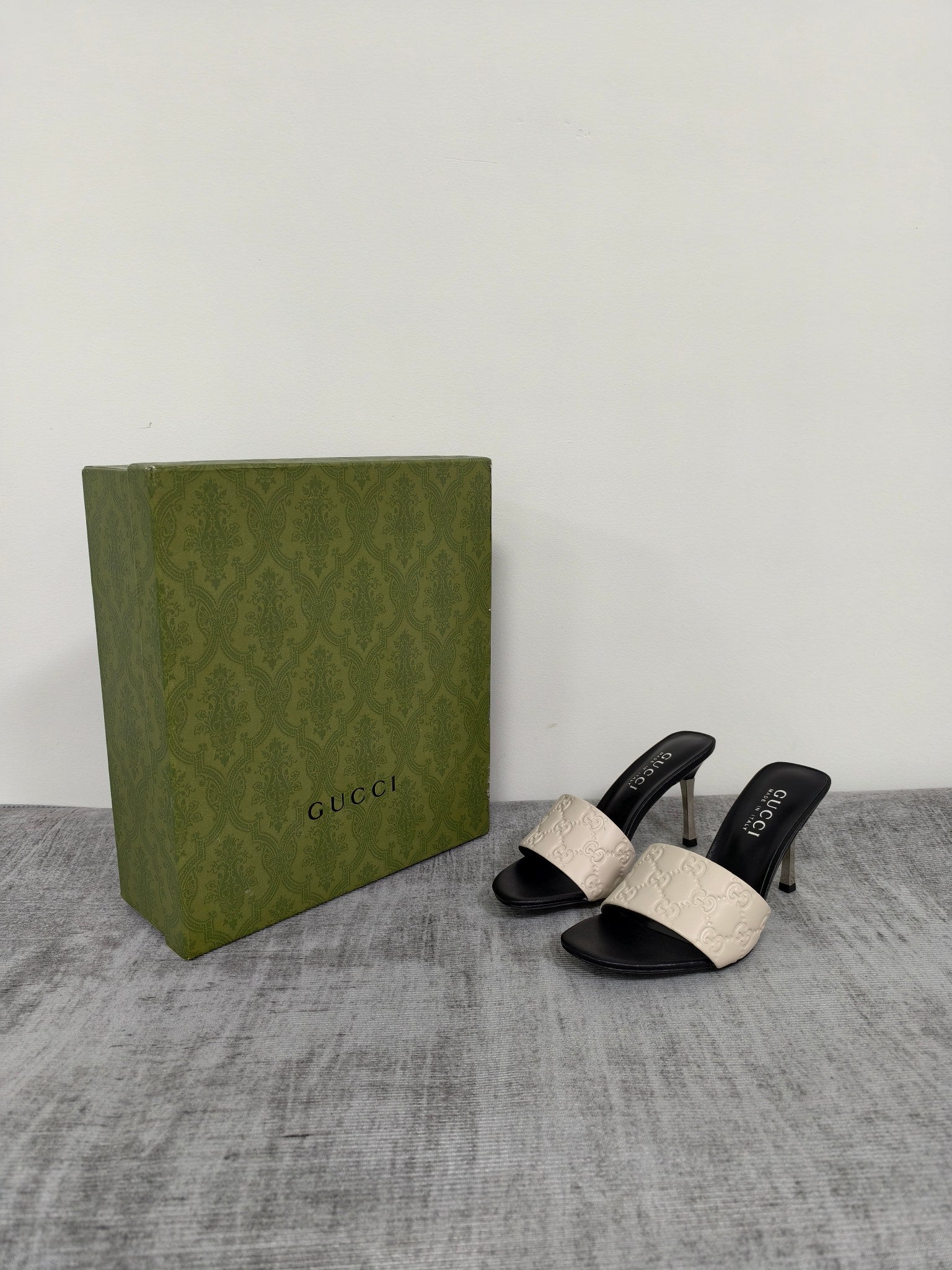 GUCCI 26S MULE SANDALS 85MM IN IVORY WHITE CALFSKIN GG EMBOSSED