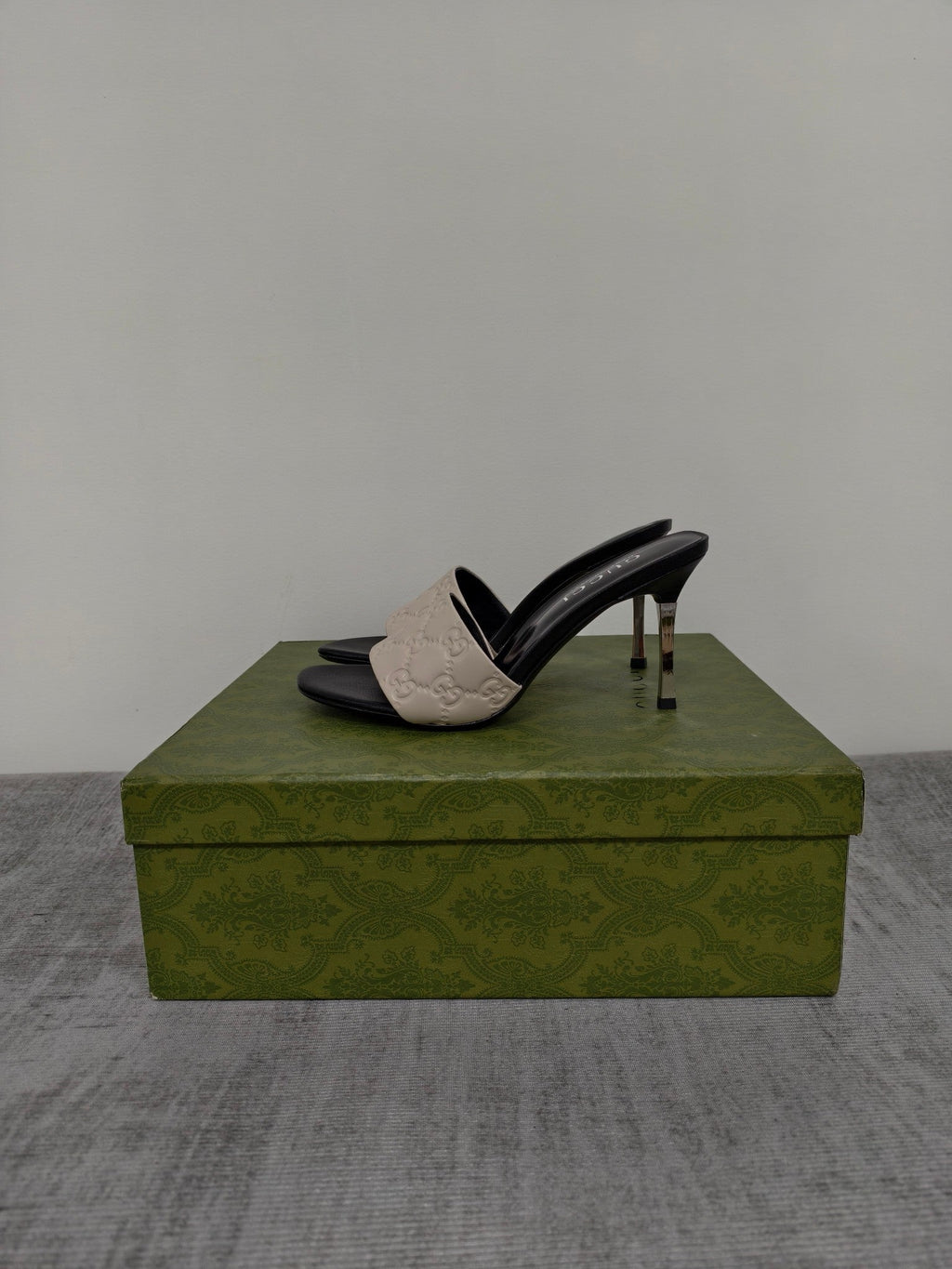 GUCCI 26S MULE SANDALS 85MM IN IVORY WHITE CALFSKIN GG EMBOSSED