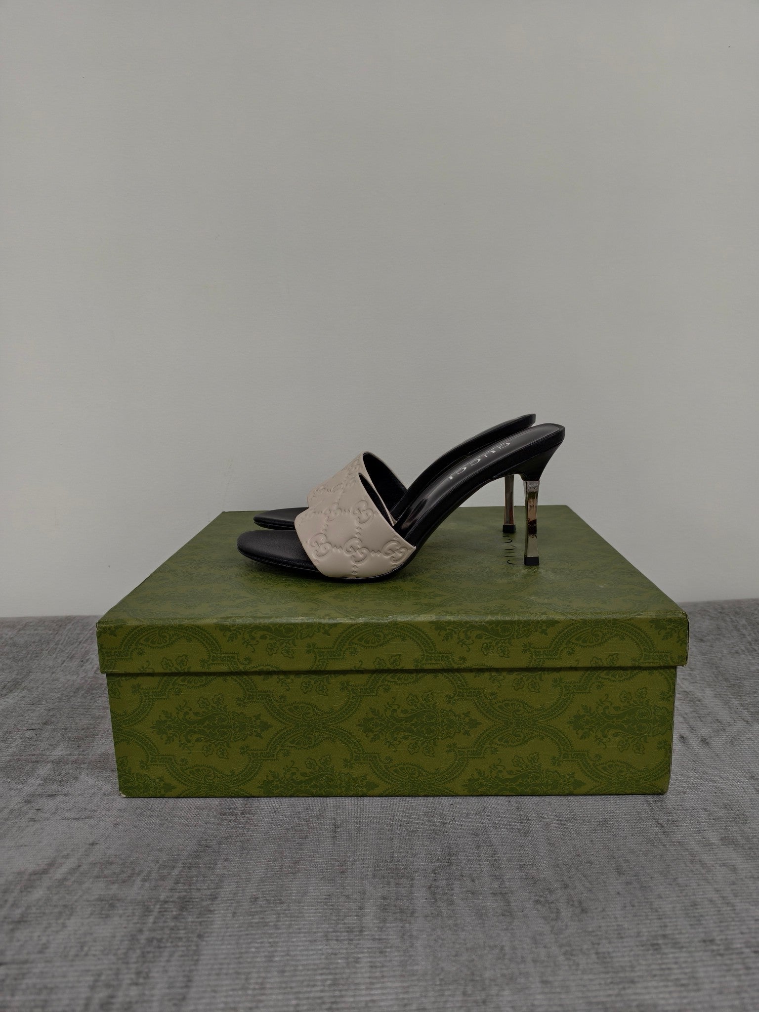 GUCCI 26S MULE SANDALS 85MM IN IVORY WHITE CALFSKIN GG EMBOSSED