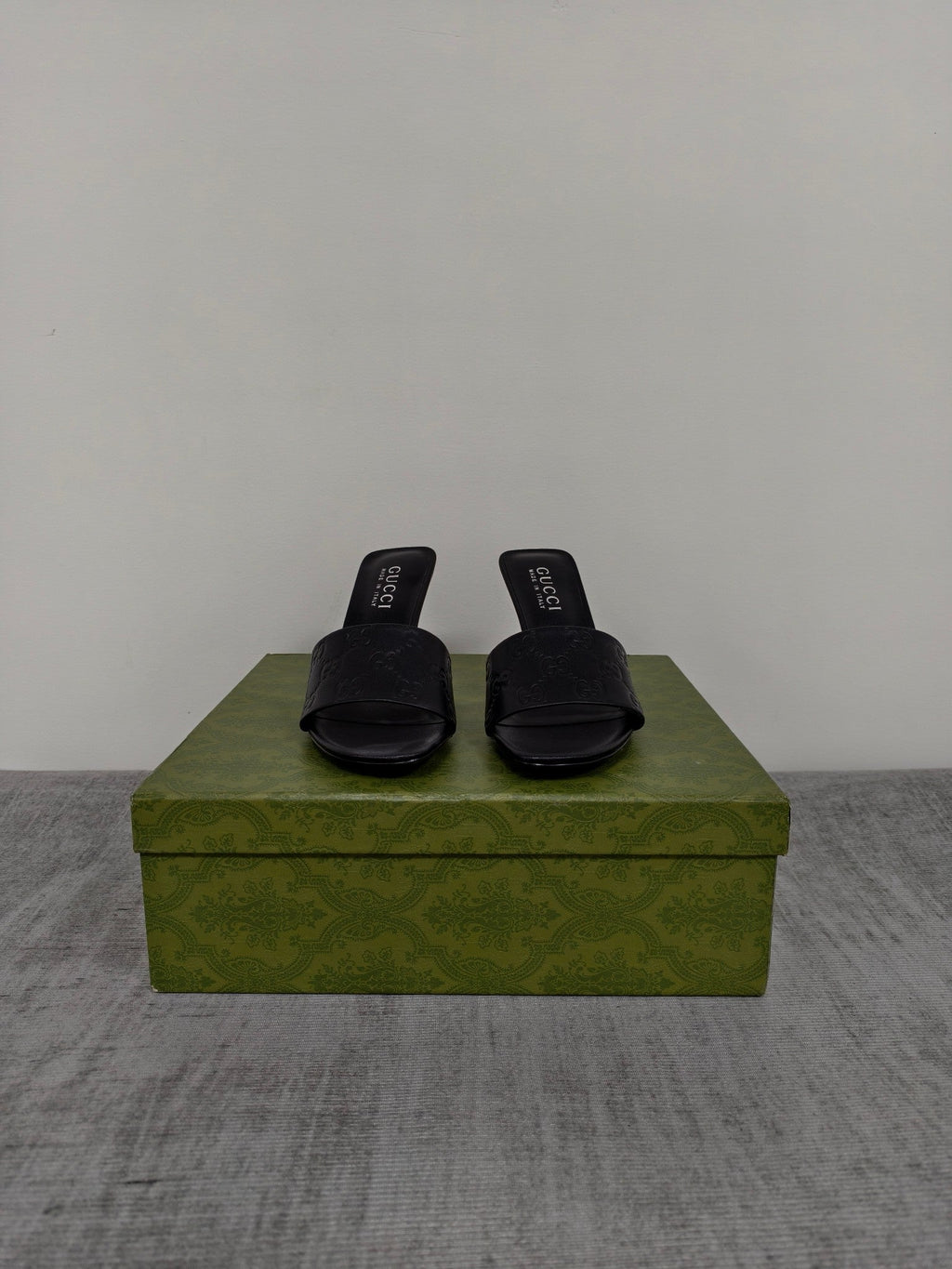 GUCCI 26S MULE SANDALS 85MM IN BLACK CALFSKIN GG EMBOSSED