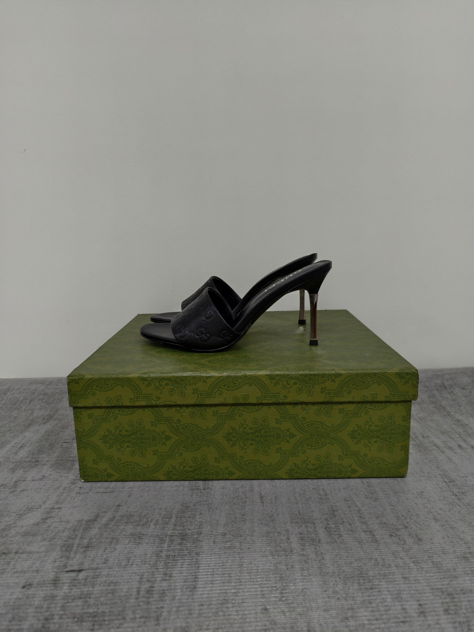 GUCCI 26S MULE SANDALS 85MM IN BLACK CALFSKIN GG EMBOSSED