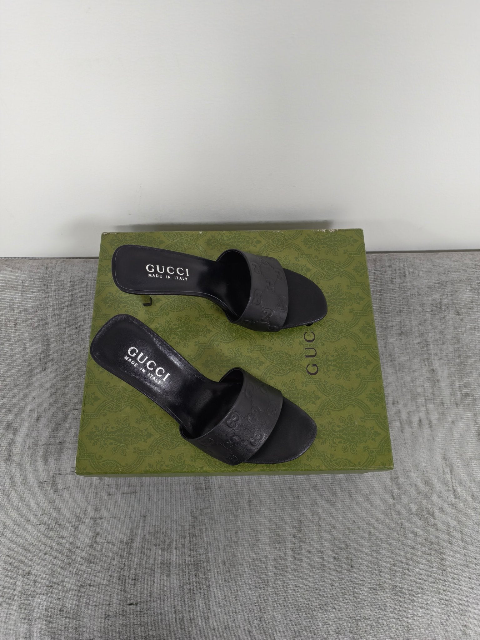 GUCCI 26S MULE SANDALS 85MM IN BLACK CALFSKIN GG EMBOSSED