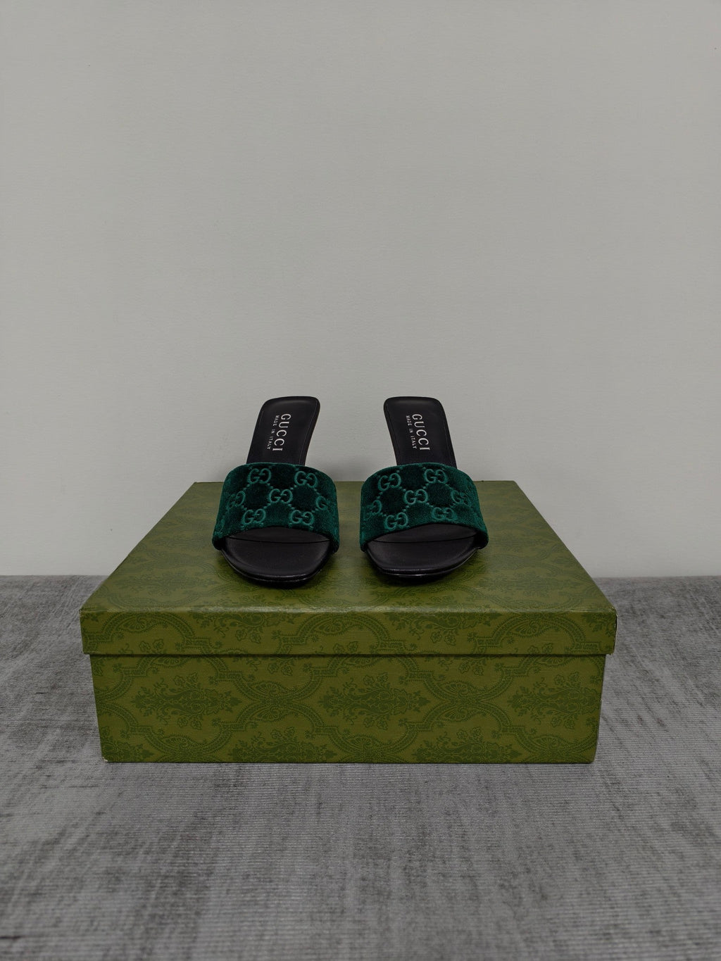 GUCCI 26S MULE SANDALS 85MM IN DARK GREEN VELVET GG EMBOSSED