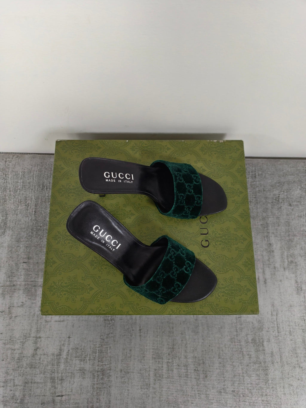 GUCCI 26S MULE SANDALS 85MM IN DARK GREEN VELVET GG EMBOSSED