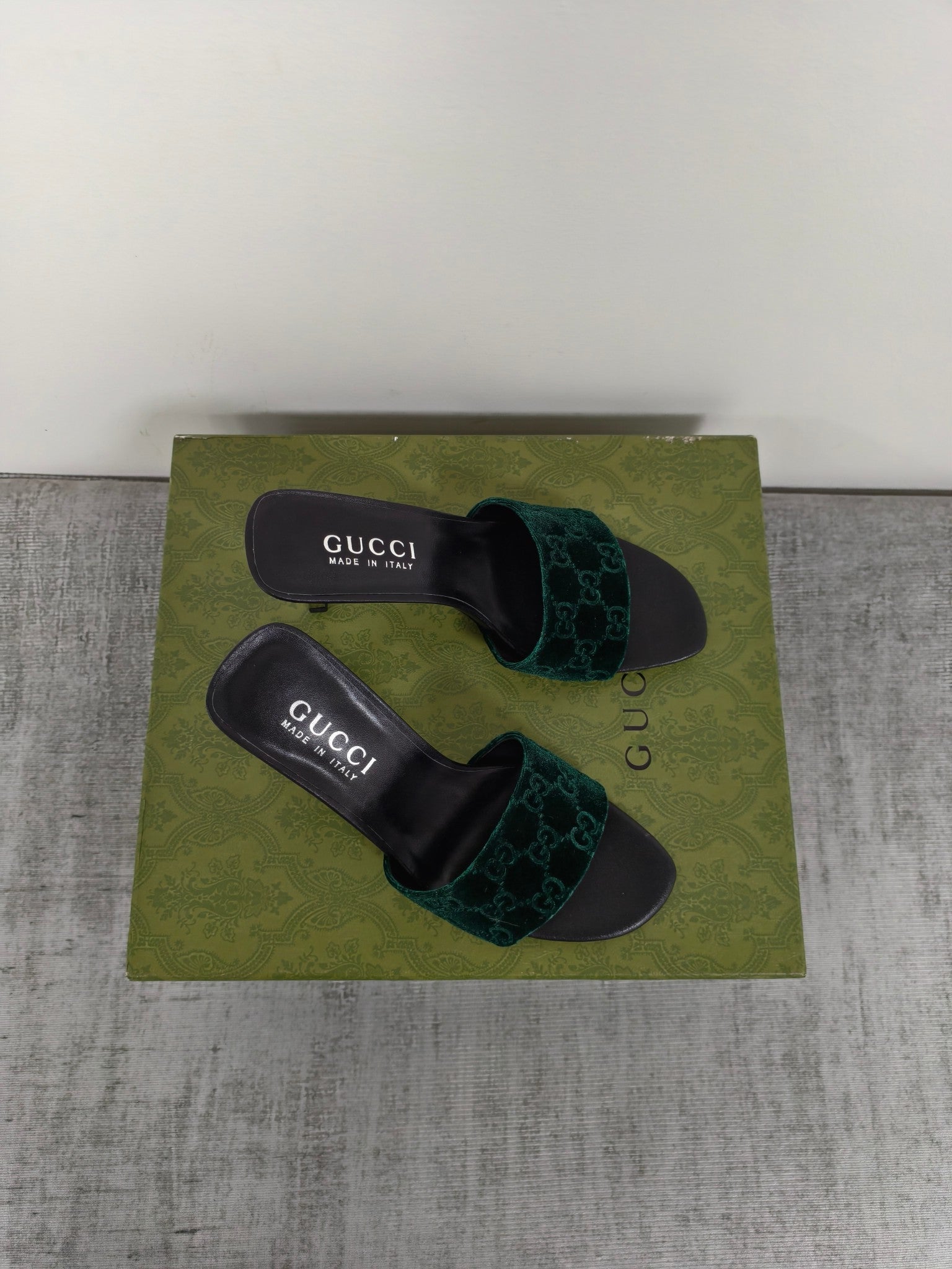 GUCCI 26S MULE SANDALS 85MM IN DARK GREEN VELVET GG EMBOSSED