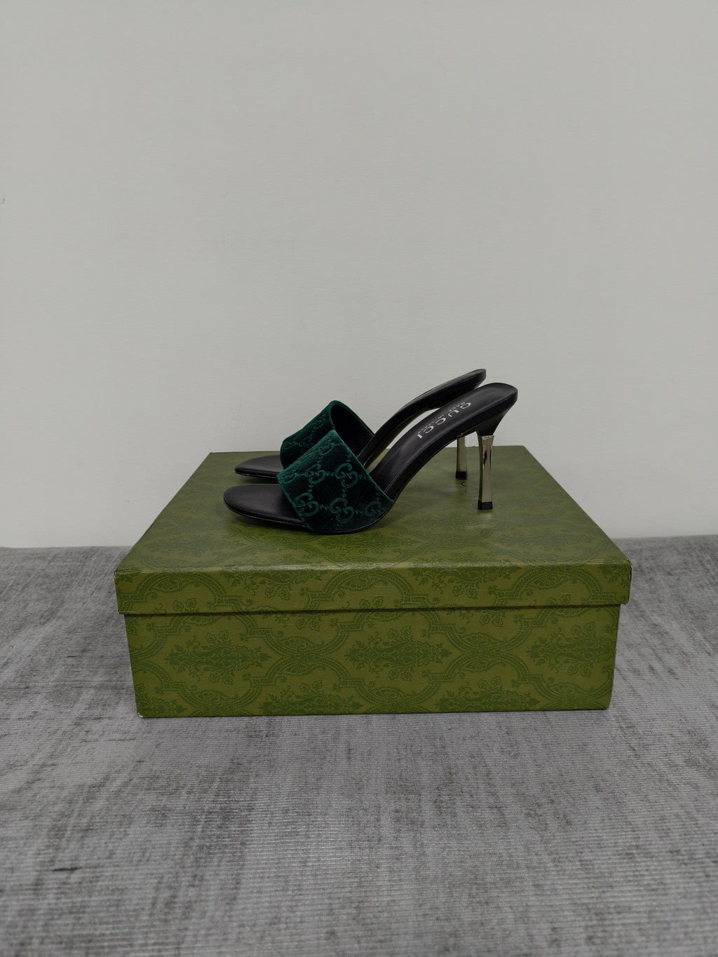 GUCCI 26S MULE SANDALS 85MM IN DARK GREEN VELVET GG EMBOSSED