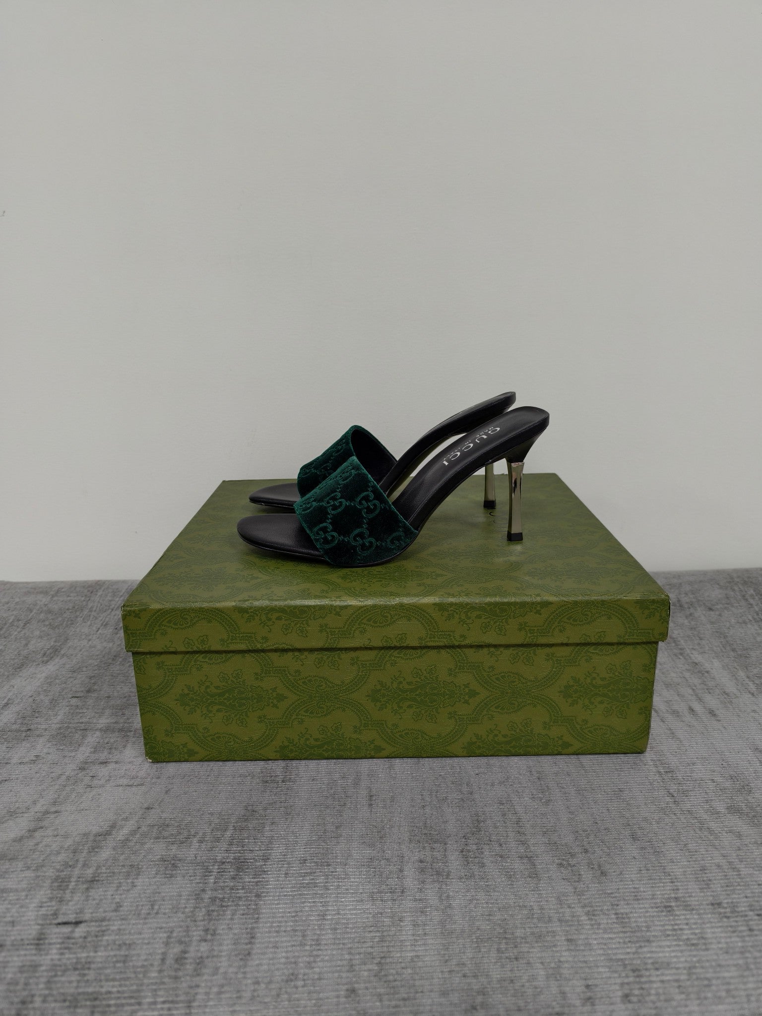 GUCCI 26S MULE SANDALS 85MM IN DARK GREEN VELVET GG EMBOSSED