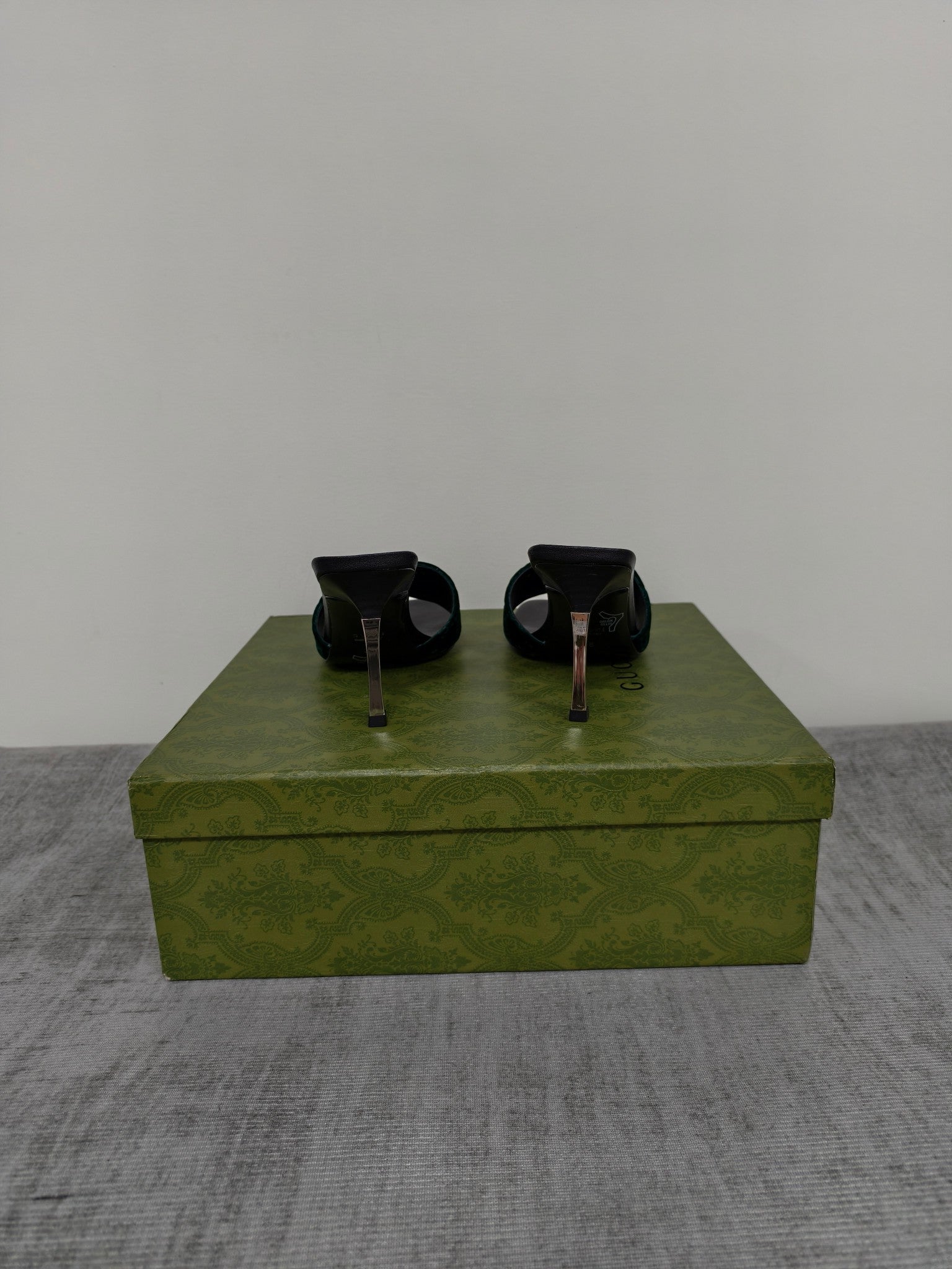GUCCI 26S MULE SANDALS 85MM IN DARK GREEN VELVET GG EMBOSSED