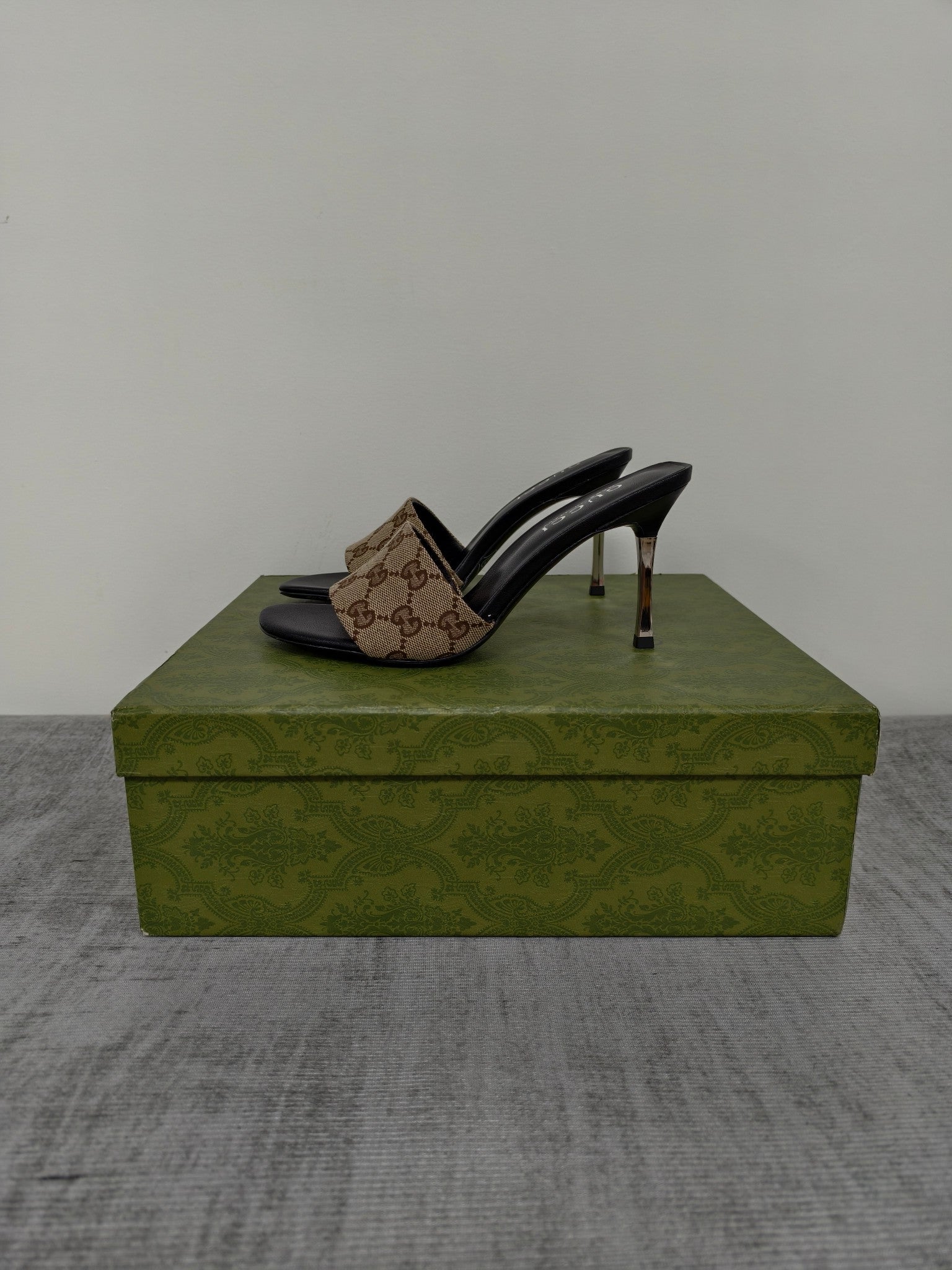 GUCCI 26S MULE SANDALS 85MM IN BEIGE BROWN GG CANVAS