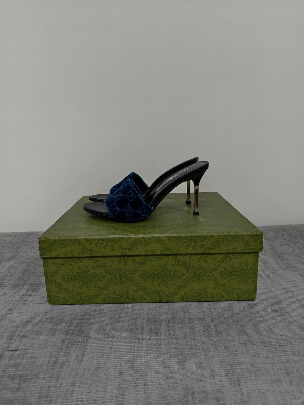 GUCCI 26S MULE SANDALS 85MM IN ROYAL BLUE VELVET GG EMBOSSED