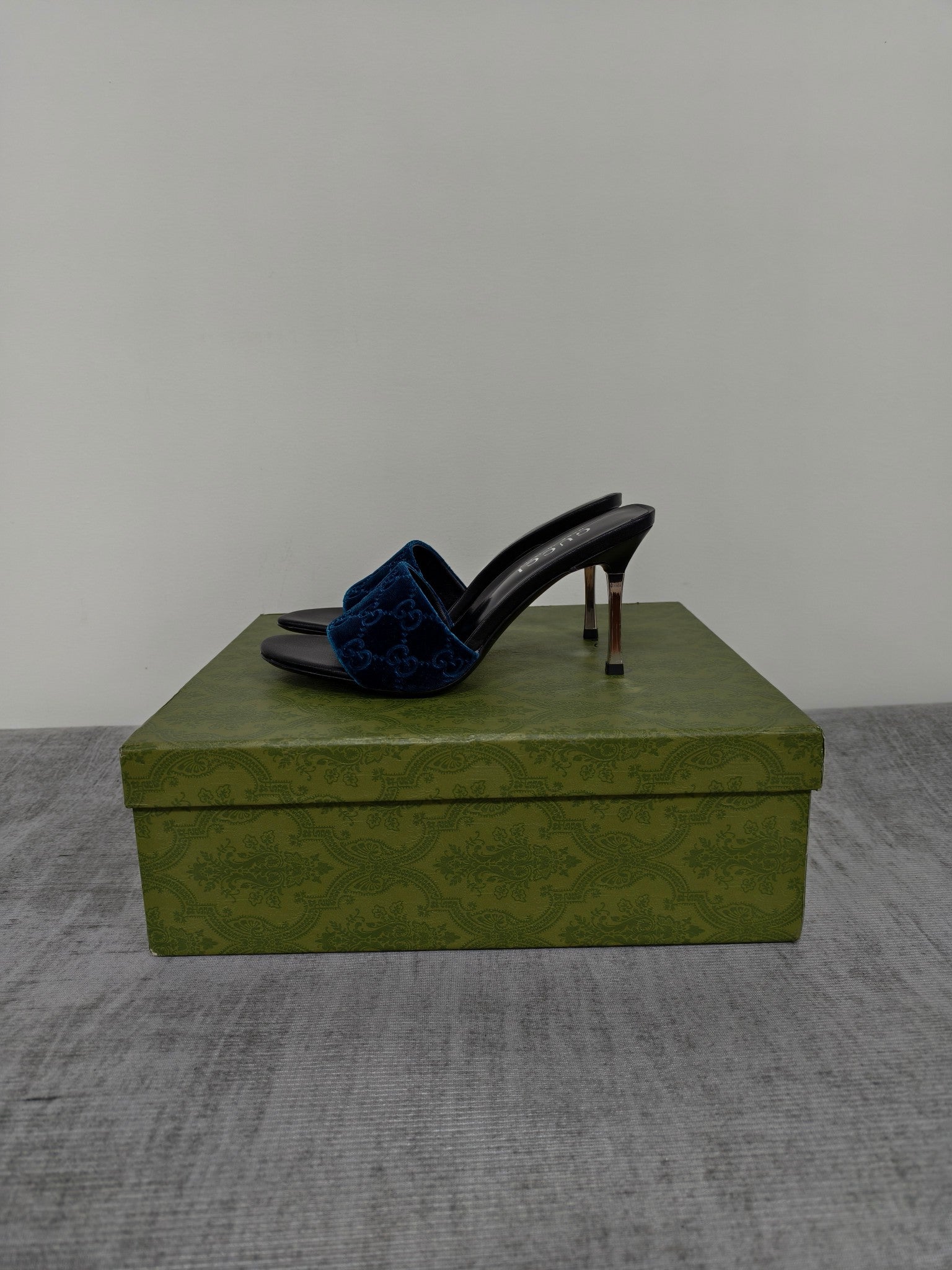 GUCCI 26S MULE SANDALS 85MM IN ROYAL BLUE VELVET GG EMBOSSED