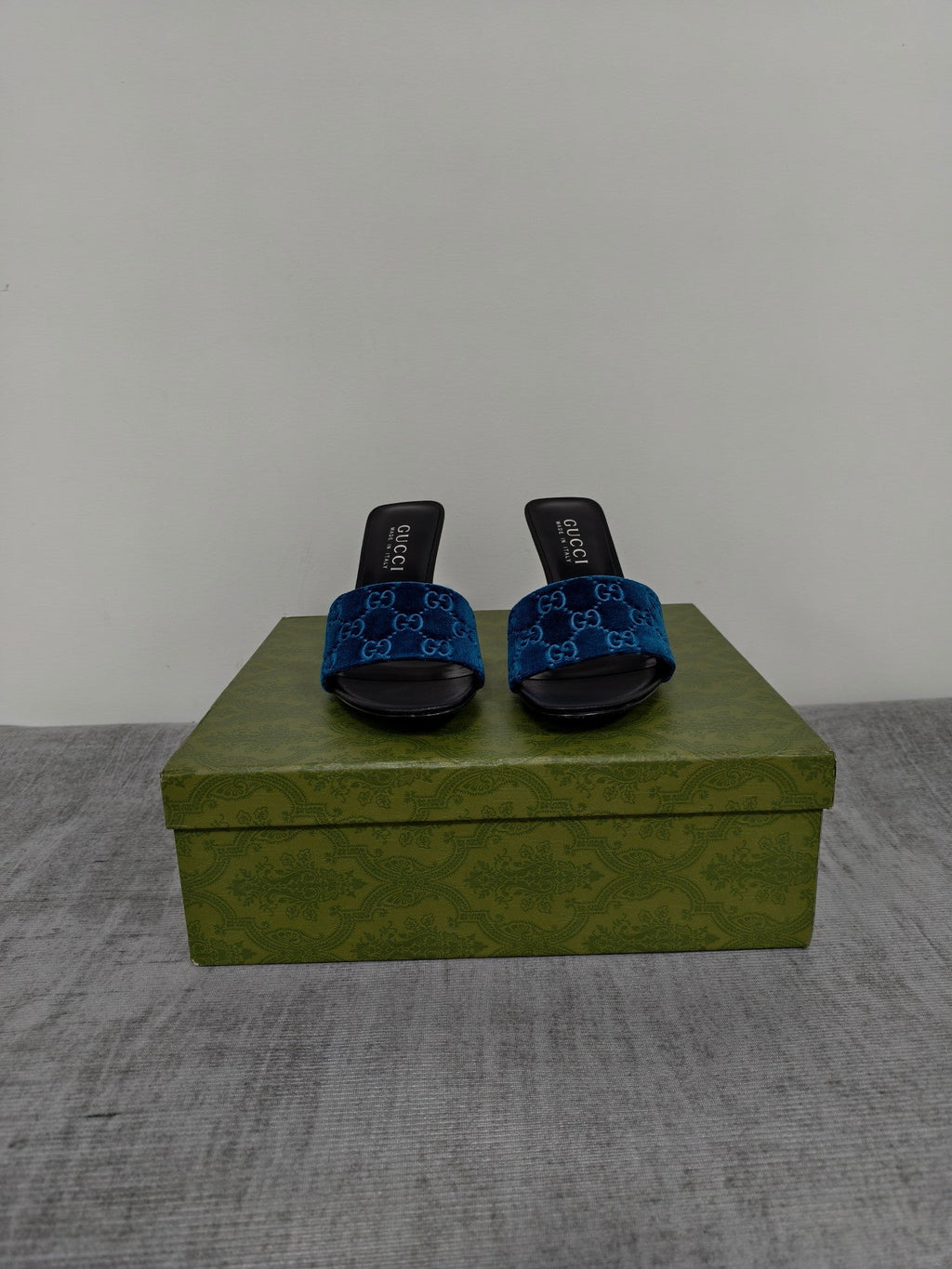 GUCCI 26S MULE SANDALS 85MM IN ROYAL BLUE VELVET GG EMBOSSED