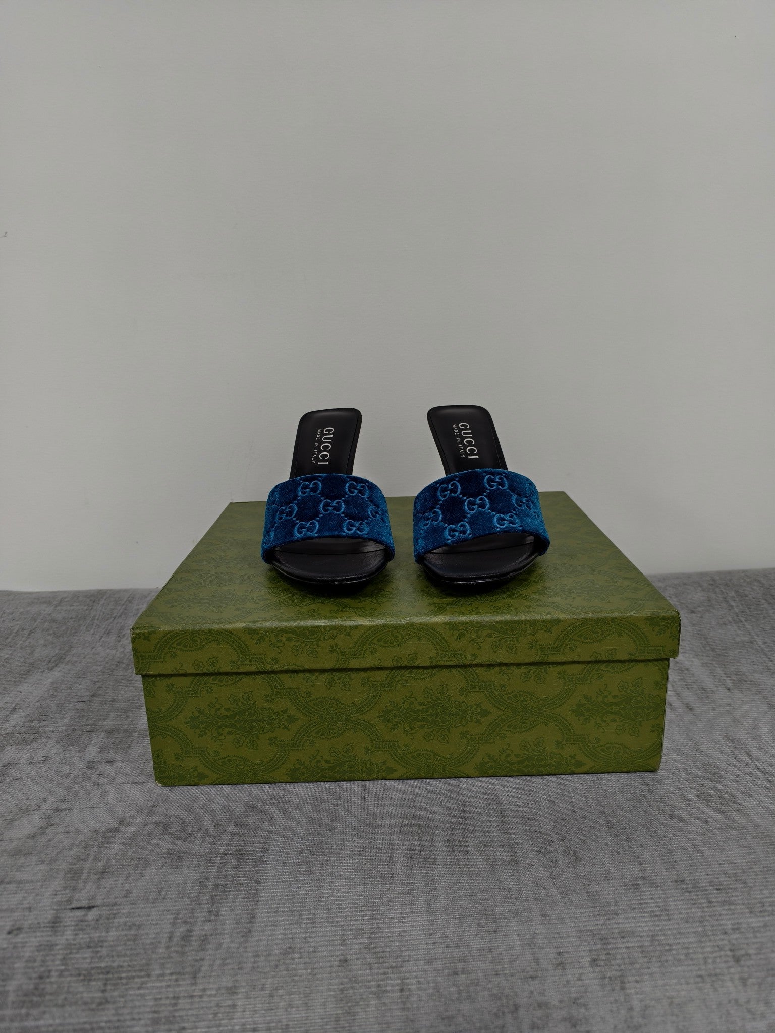GUCCI 26S MULE SANDALS 85MM IN ROYAL BLUE VELVET GG EMBOSSED