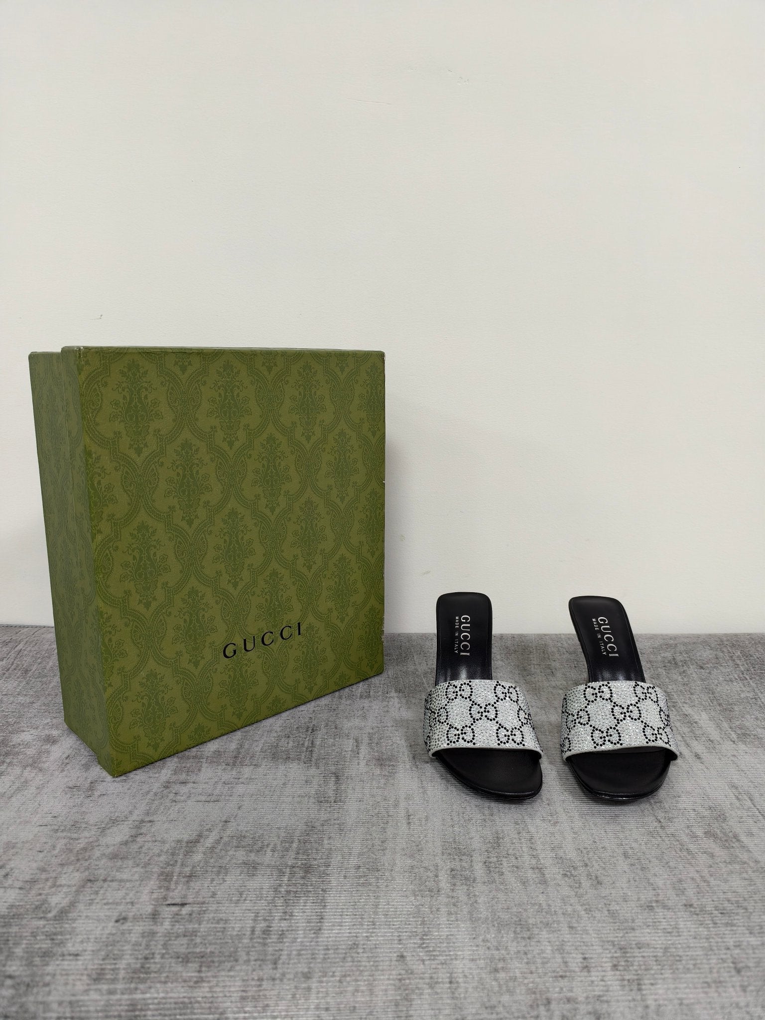 GUCCI 26S MULE SANDALS 85MM IN SILVER SATIN CRYSTAL GG