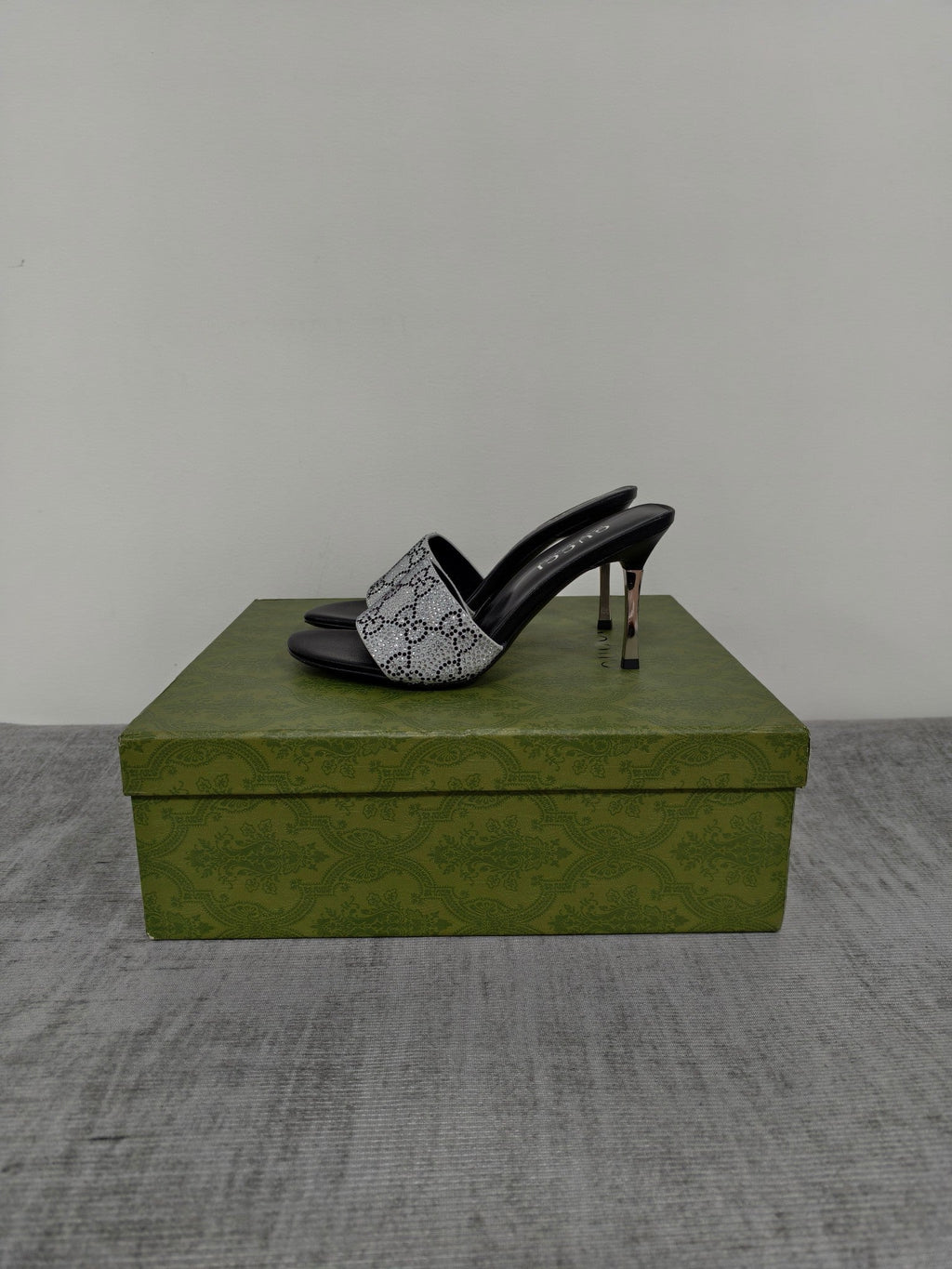 GUCCI 26S MULE SANDALS 85MM IN SILVER SATIN CRYSTAL GG